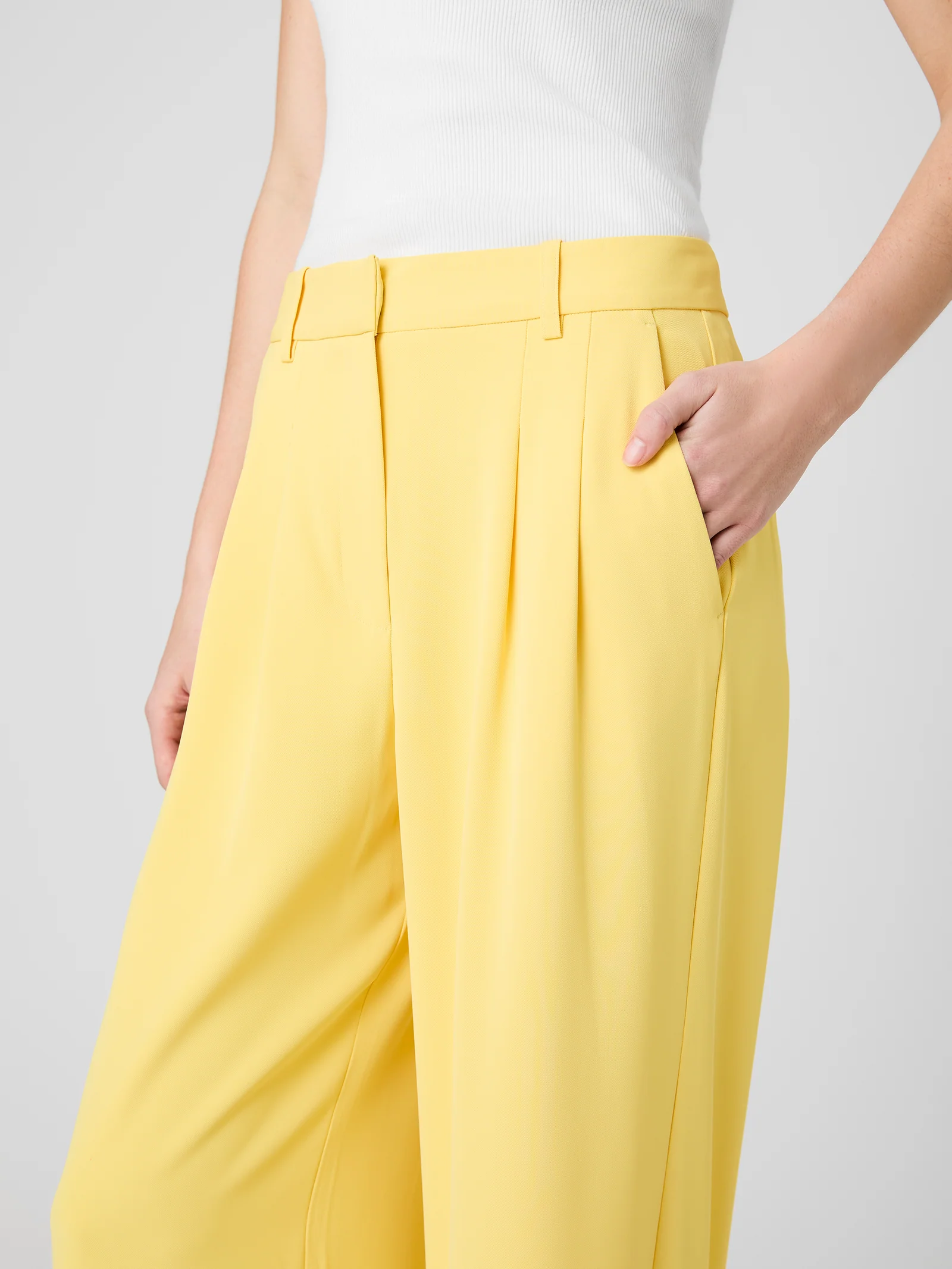 Pleat and pocket detail
