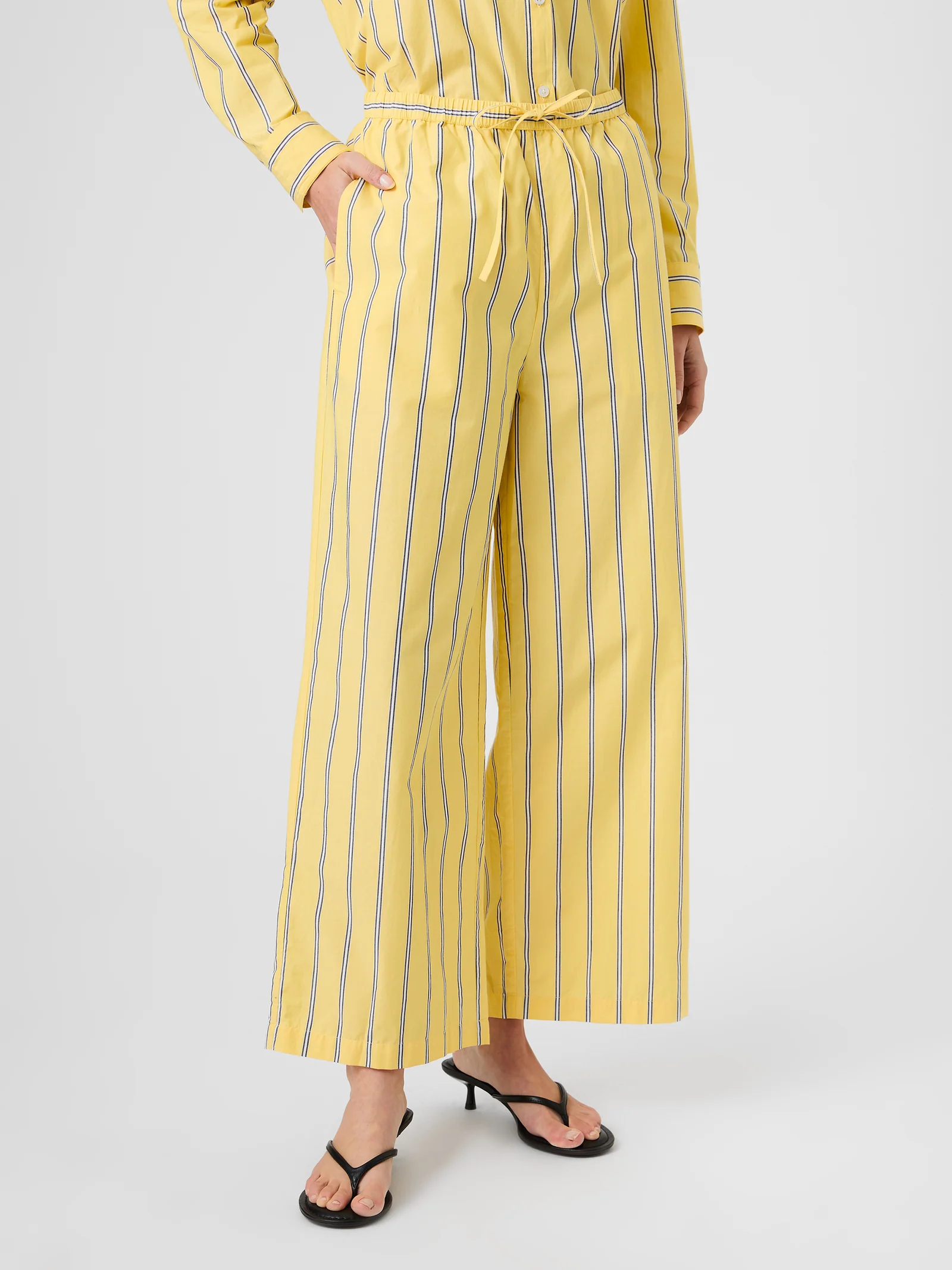 Drawstring waist and stripe closeup