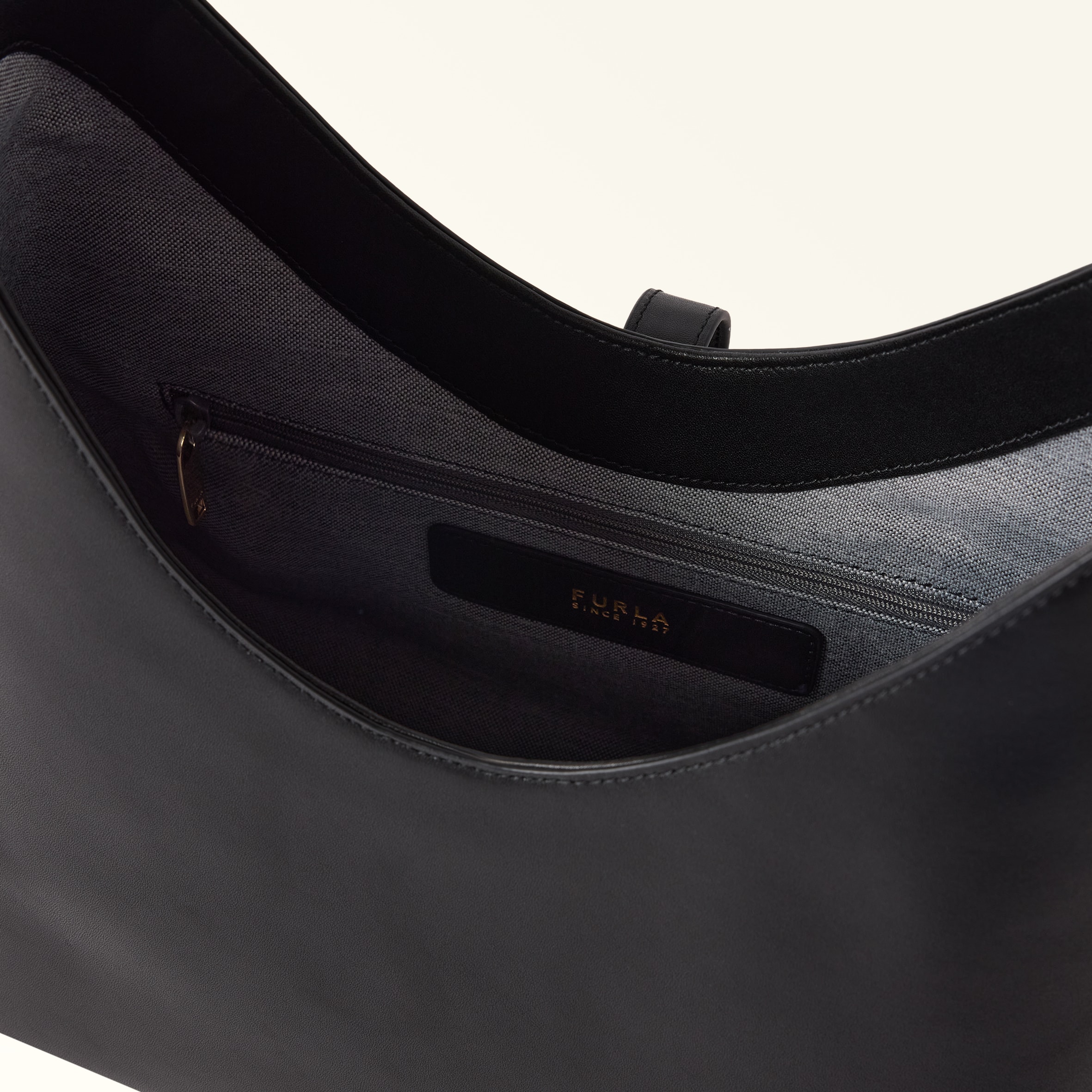 interior pocket and leather grain