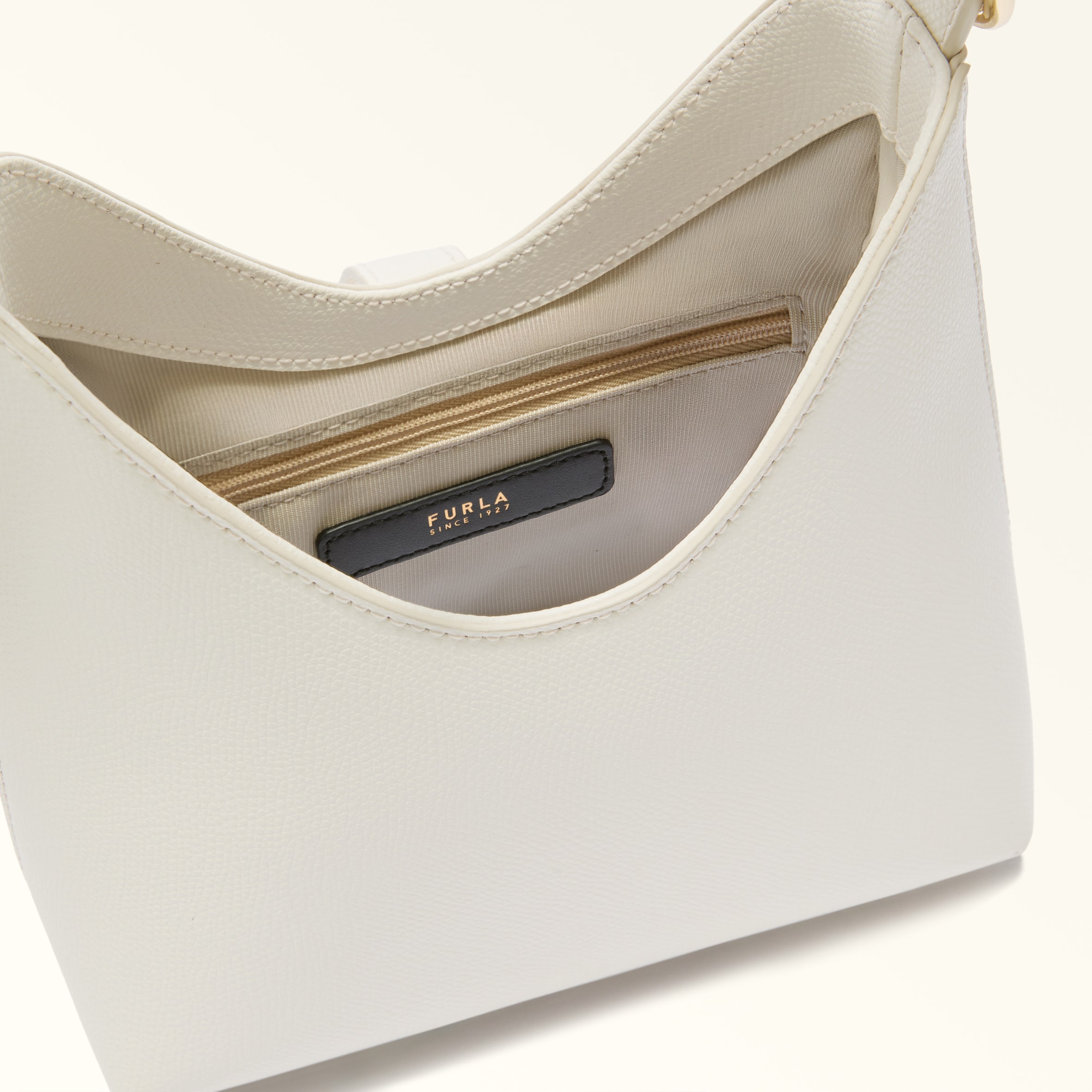 interior zipper detail