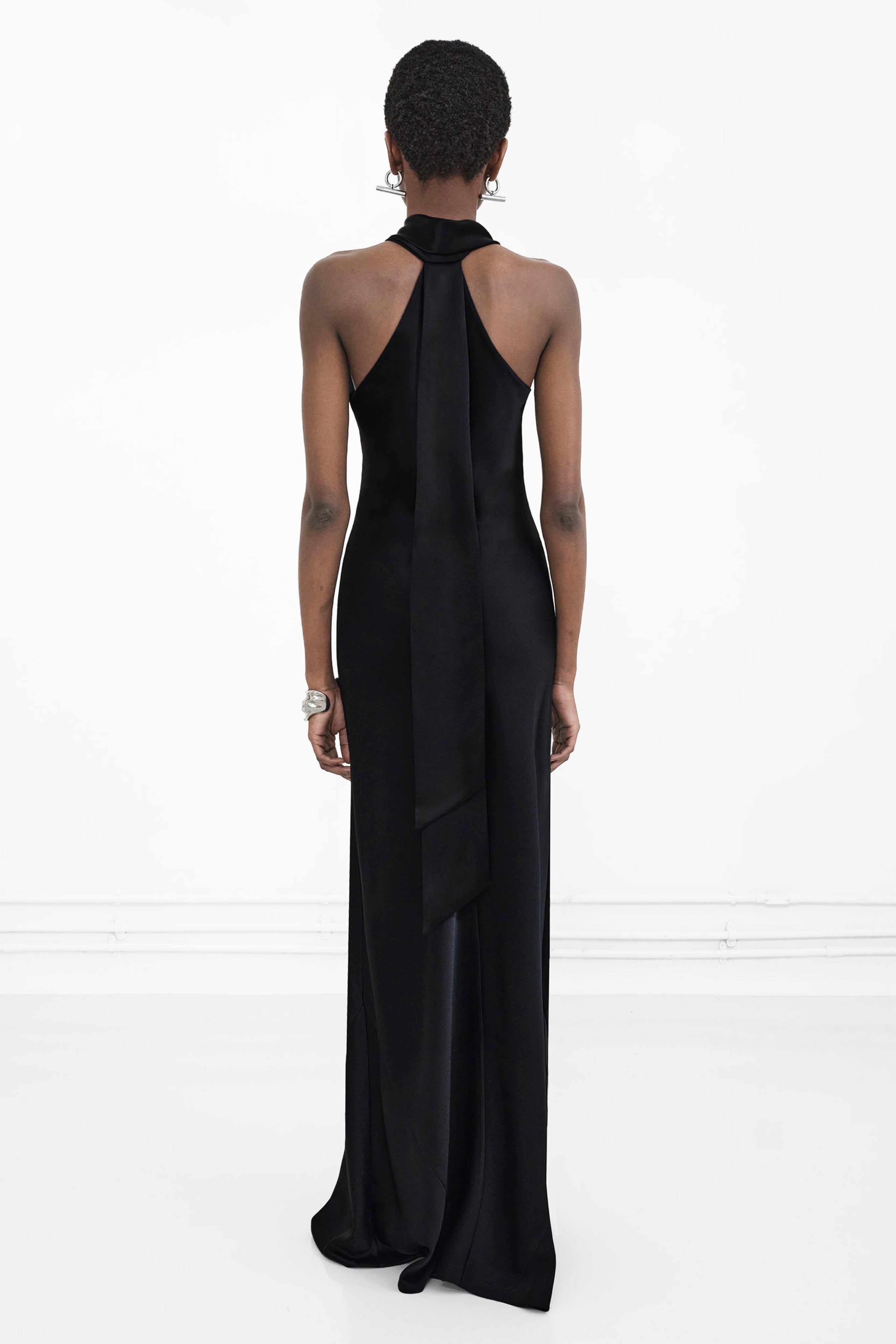 rear view showing the cascading Pandora sash