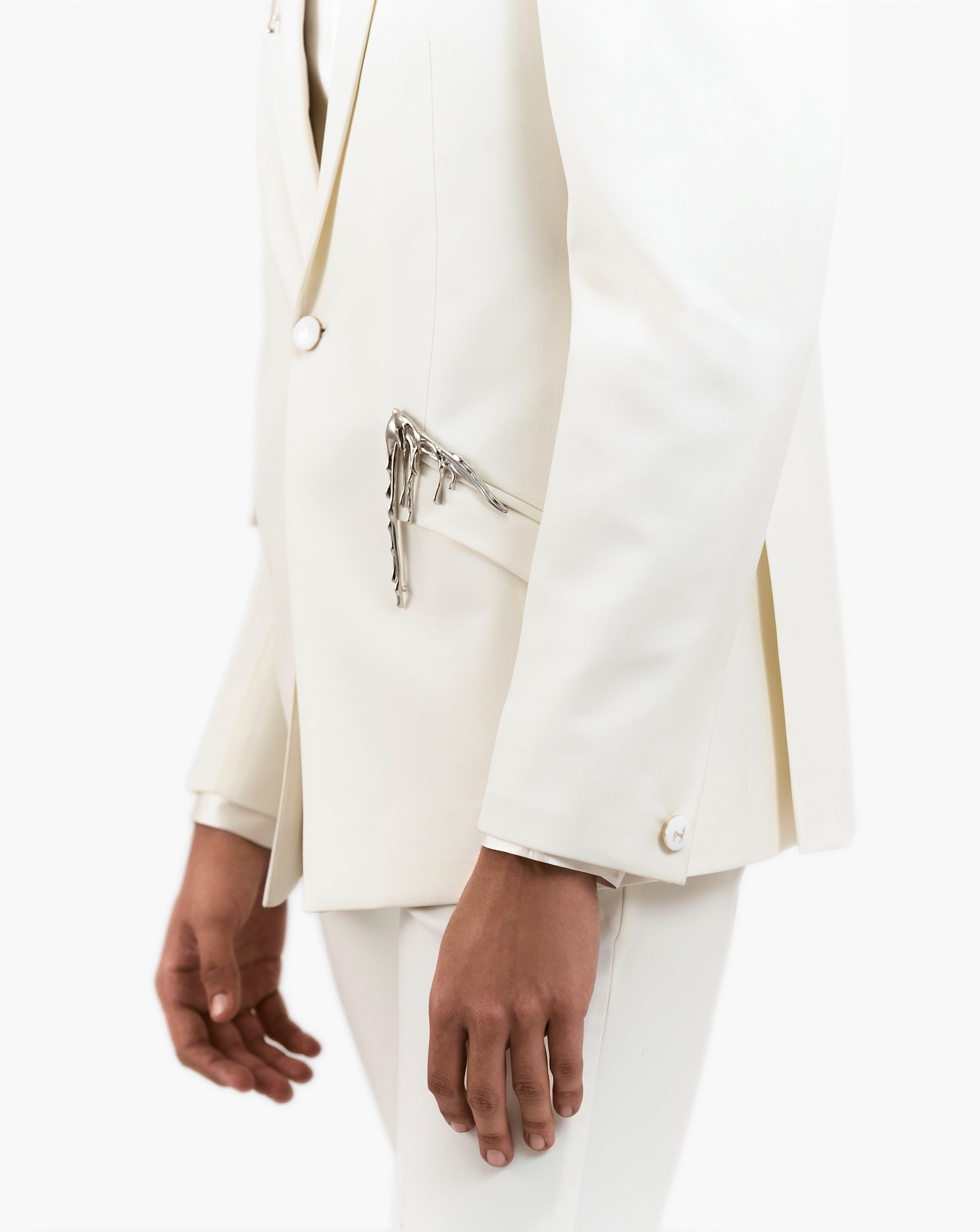 Sleeve and side detail