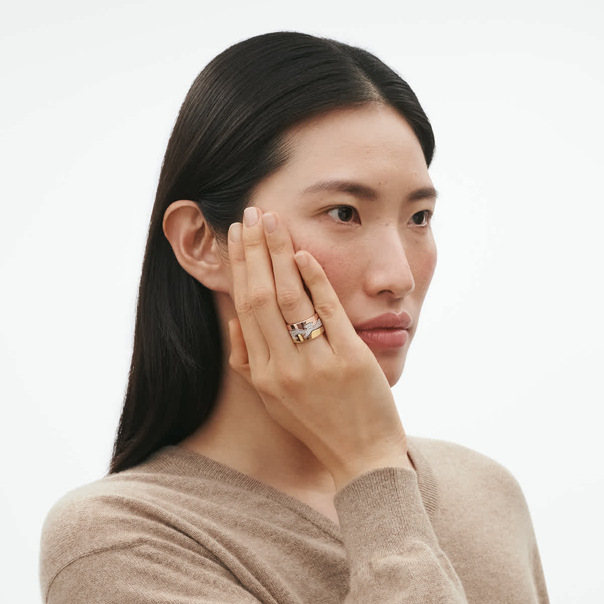 On-hand scale of the mixed-gold ring