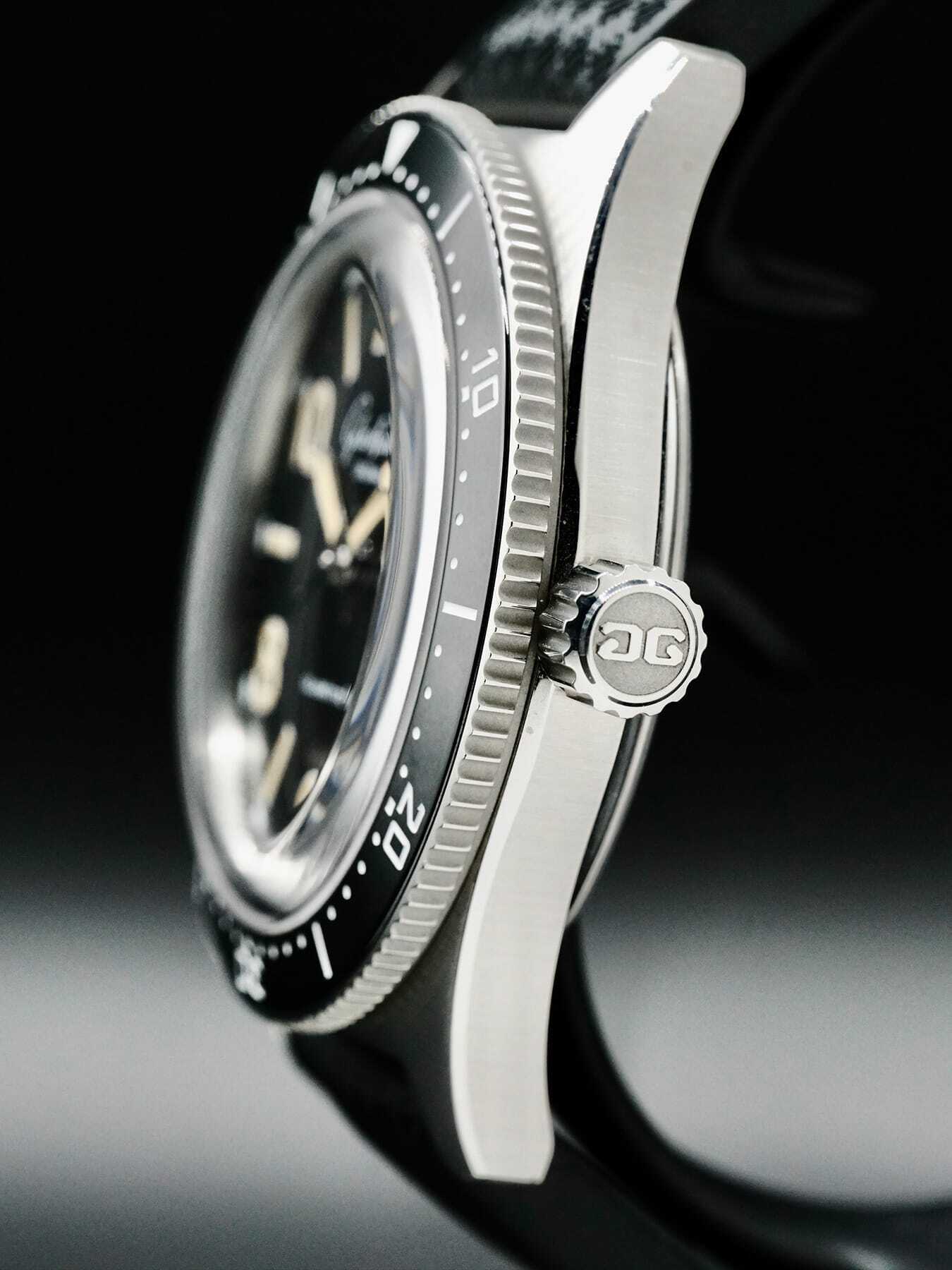 Profile view of the SeaQ case and rotating bezel