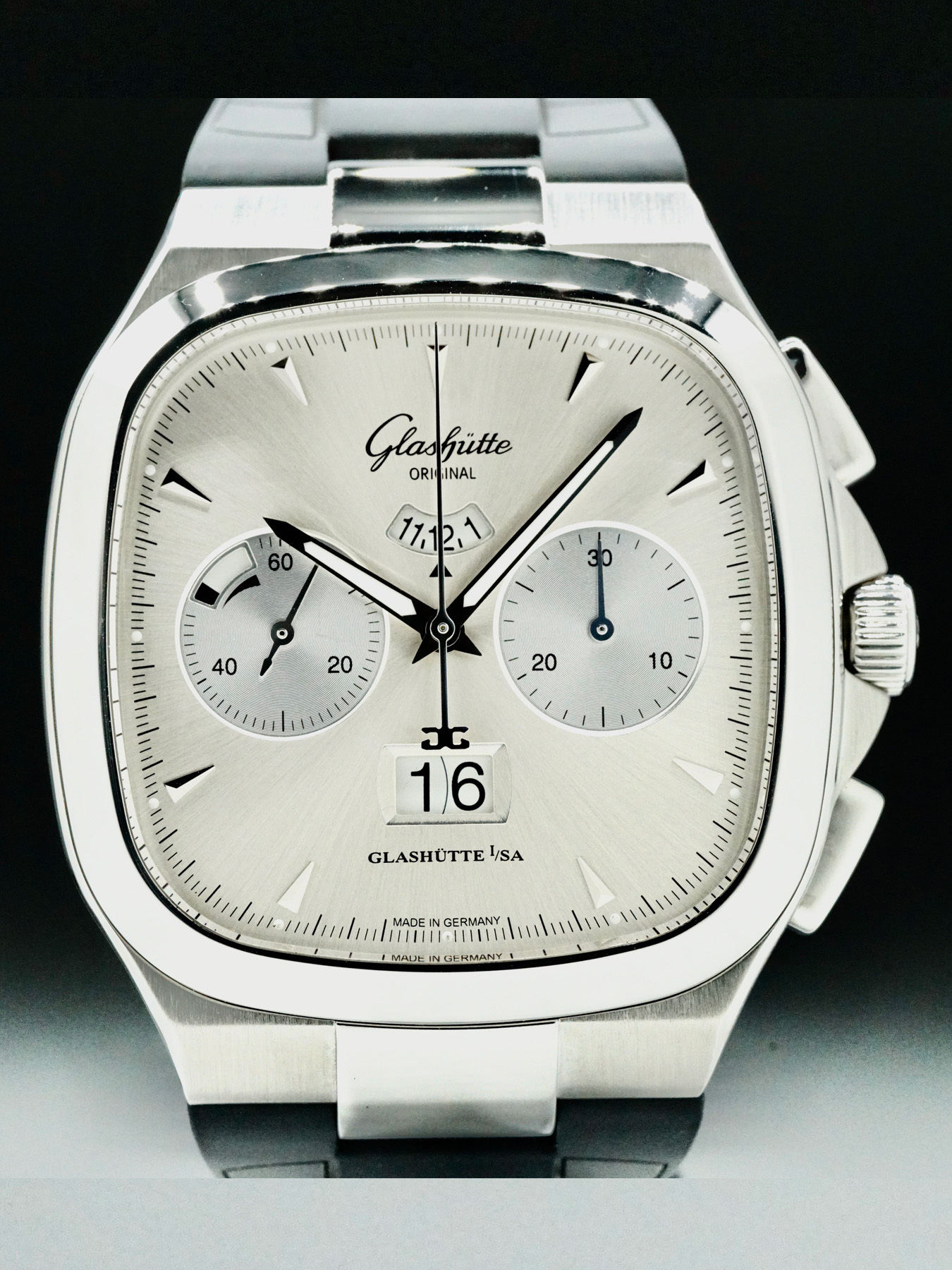 White dial Seventies Chronograph Panorama Date