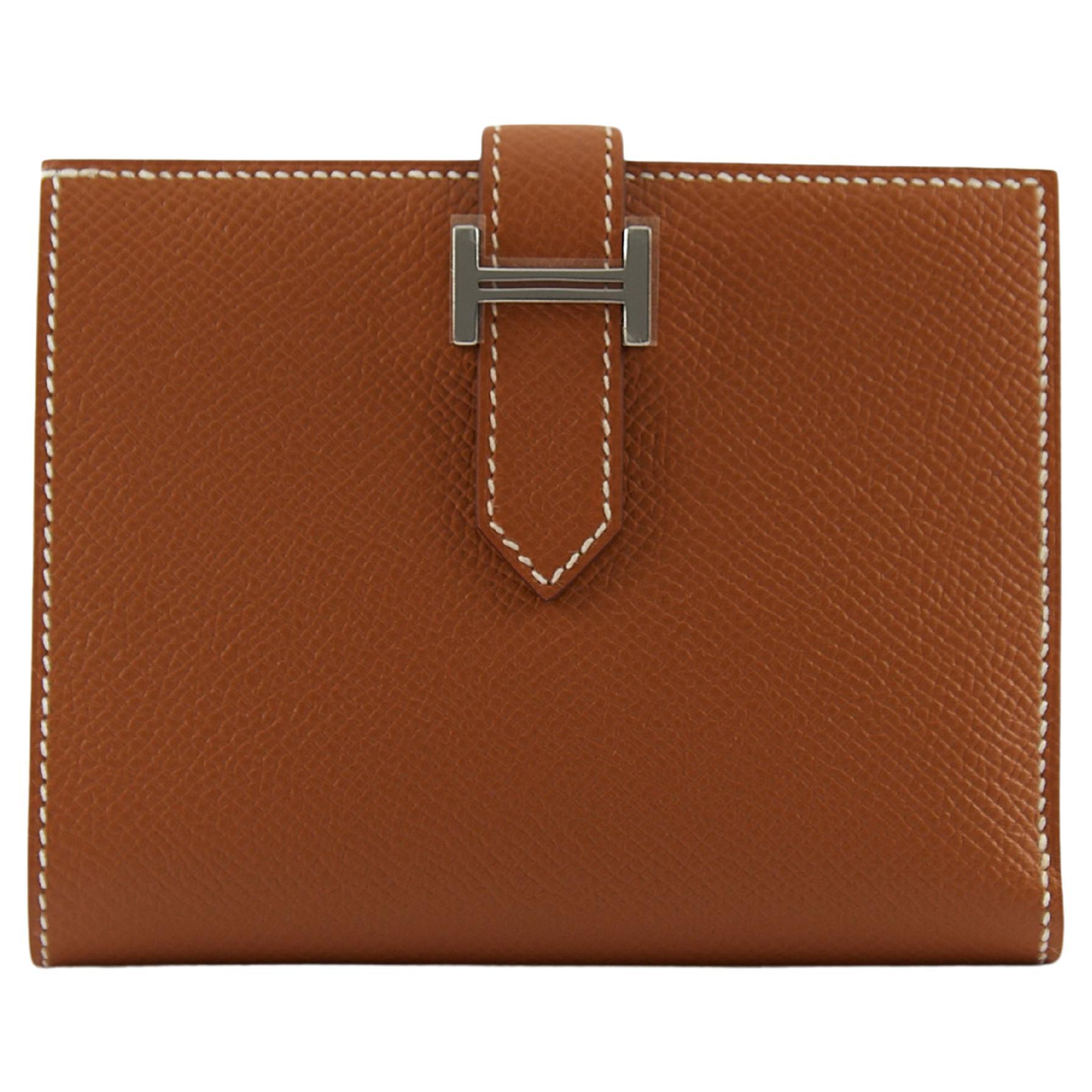 Detail of the H clasp and tab on a tan Epsom Béarn