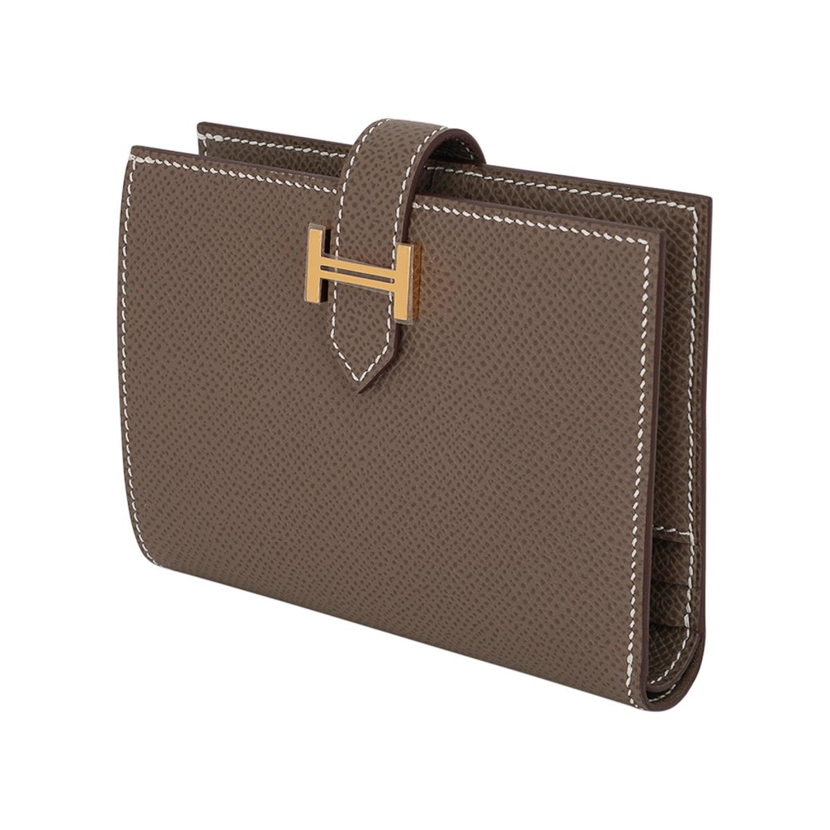 Étoupe Béarn opened to show the gusset and card slots