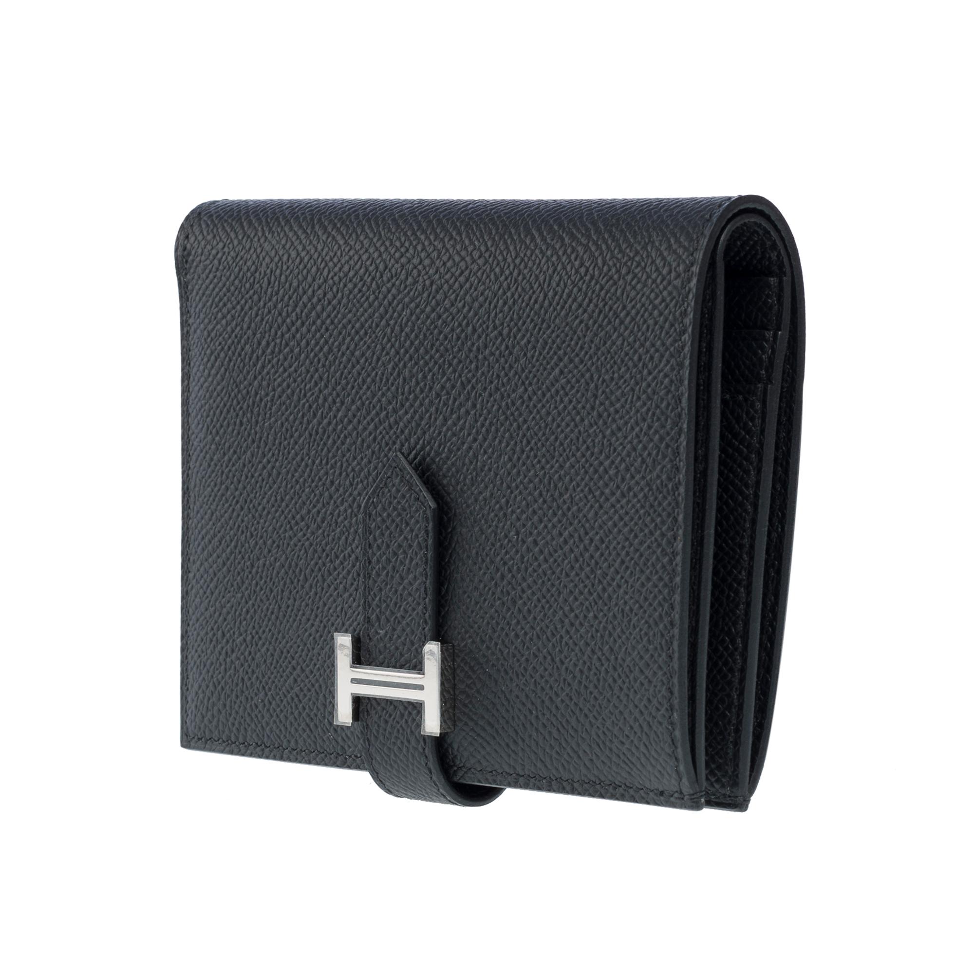 Black Béarn three-quarter view showing the folded silhouette