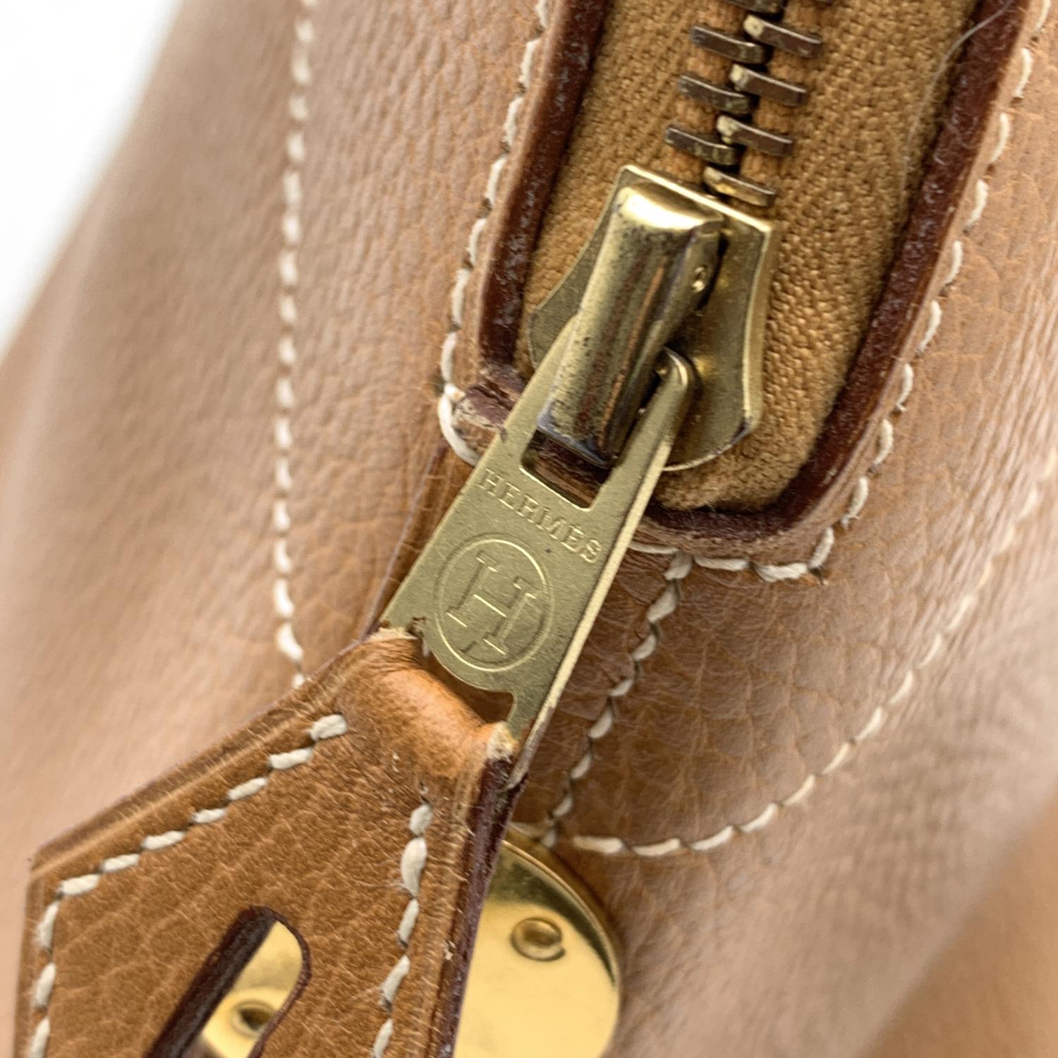 Detail of the HERMÈS-engraved gold zip pull running over the dome