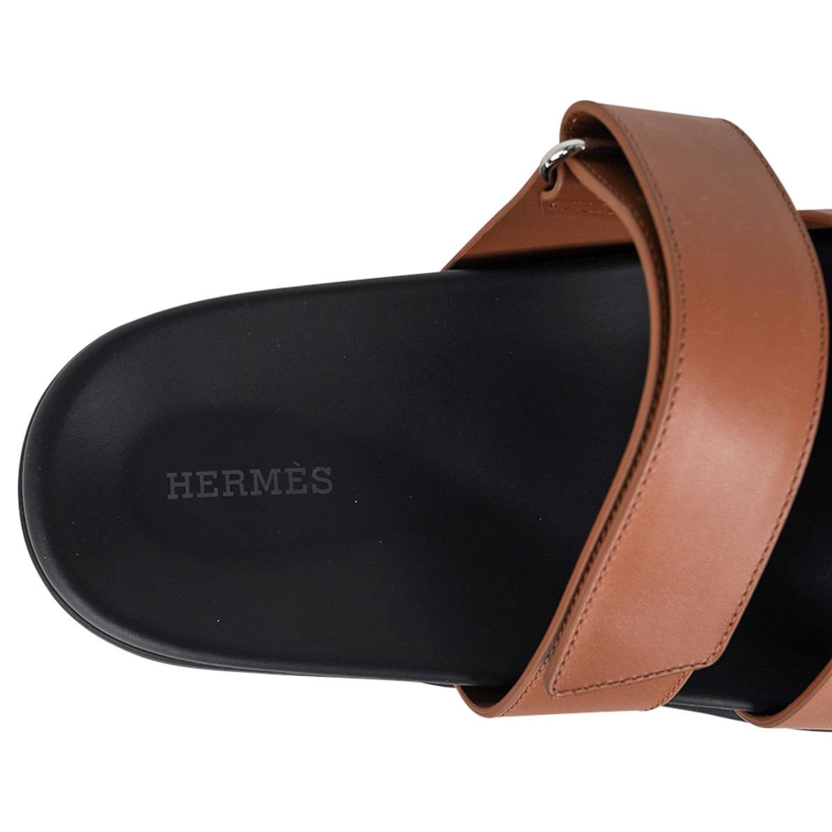 Detail of the HERMÈS-embossed anatomic footbed and rubber sole