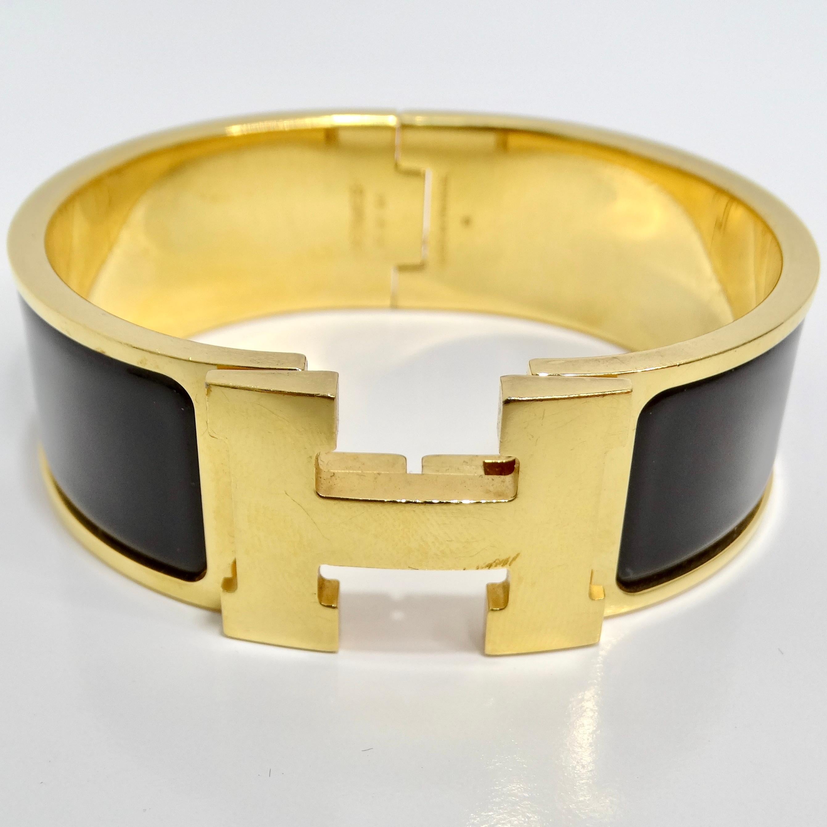 Detail of the H clic clasp on a black-enamel Clic Clac H