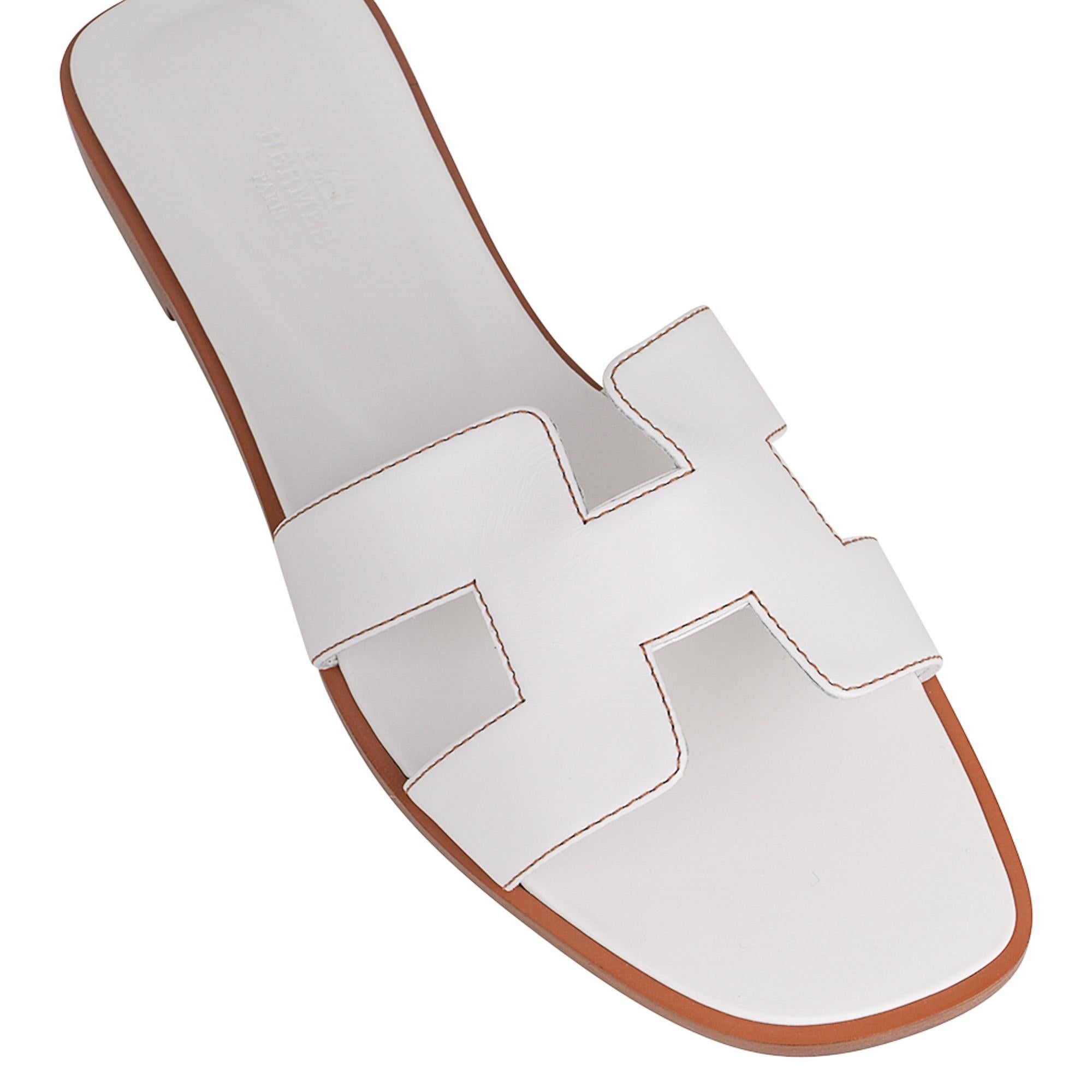 Top-down detail of the H cut-out and HERMÈS PARIS-stamped insole
