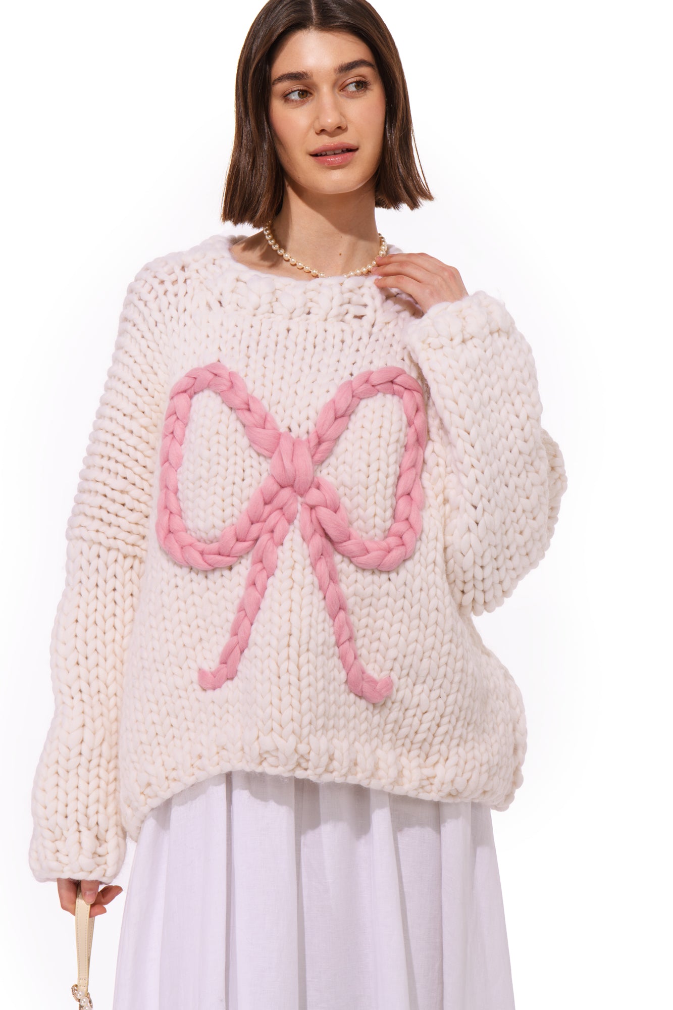 Front crop showing the bow placed across the chest