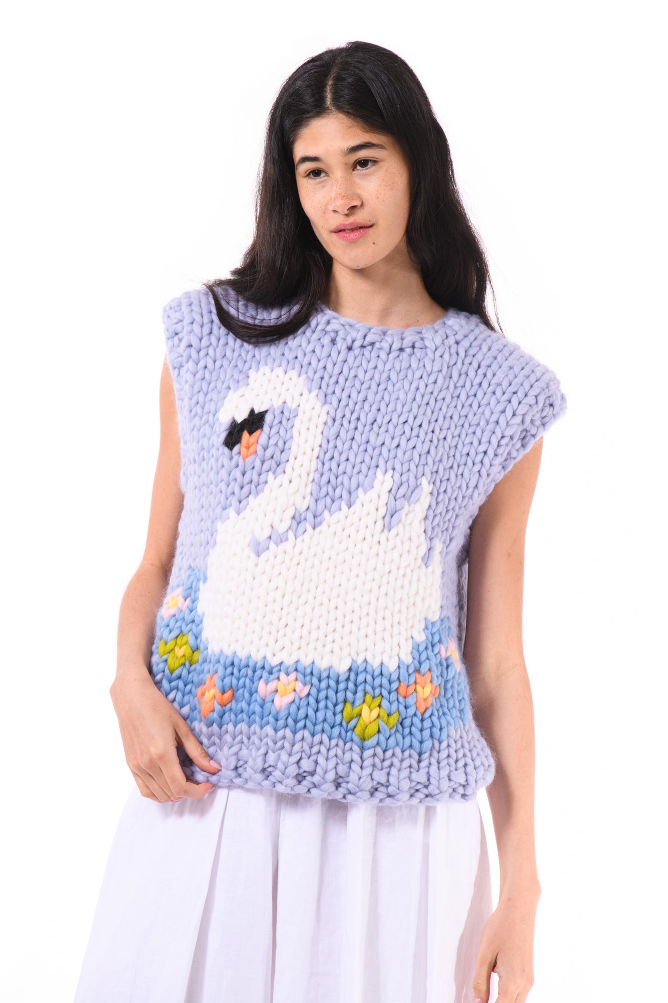 Close framing on the swan motif and ribbed edge
