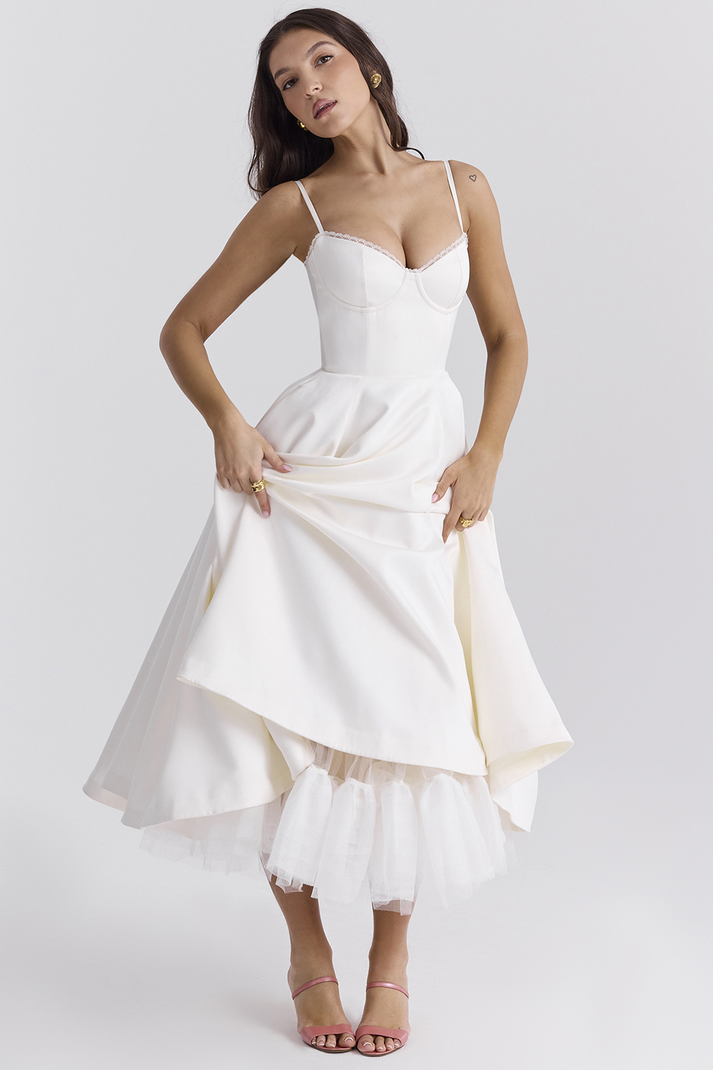 Three-quarter look at the tulle volume