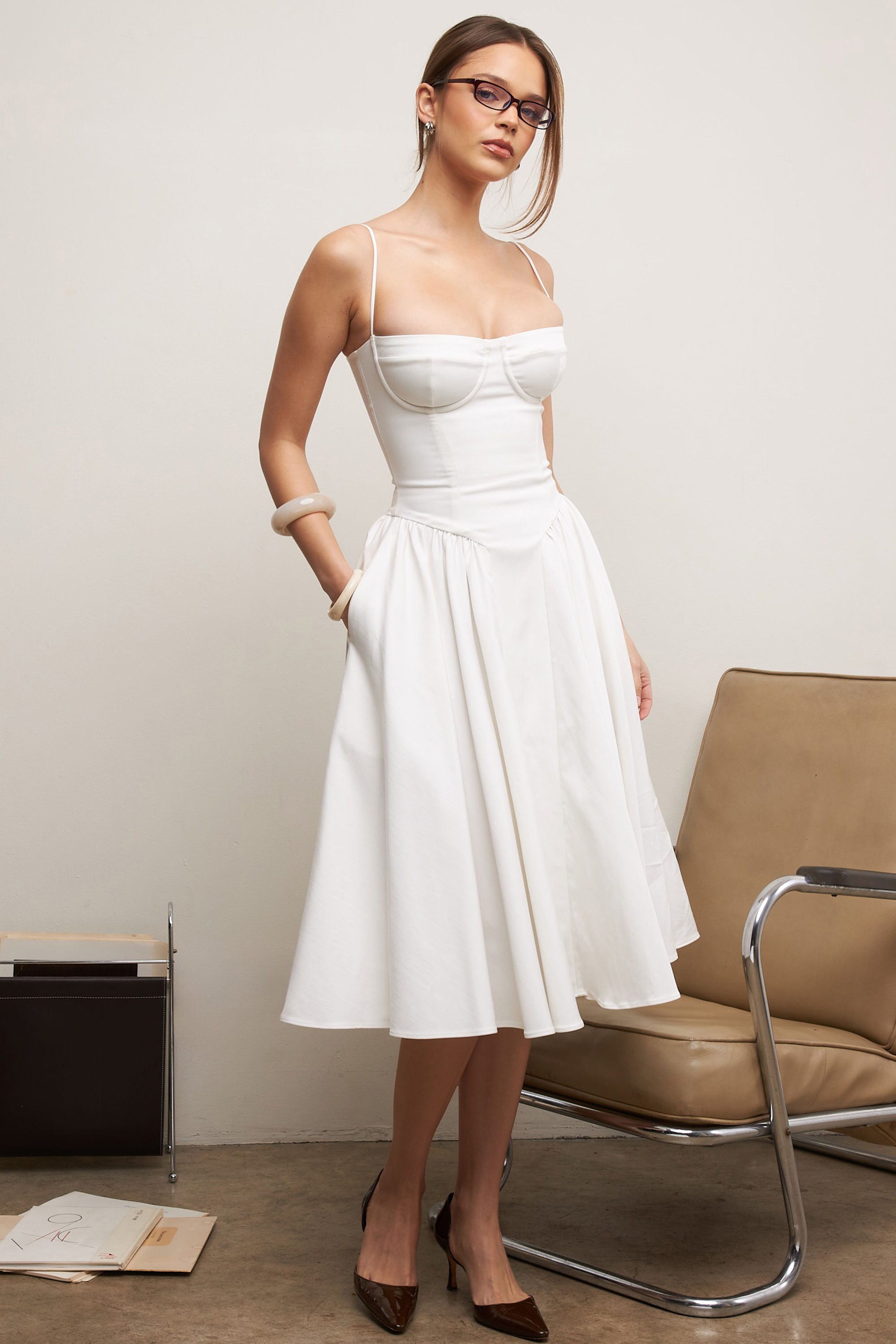 Side profile through the fuller skirt