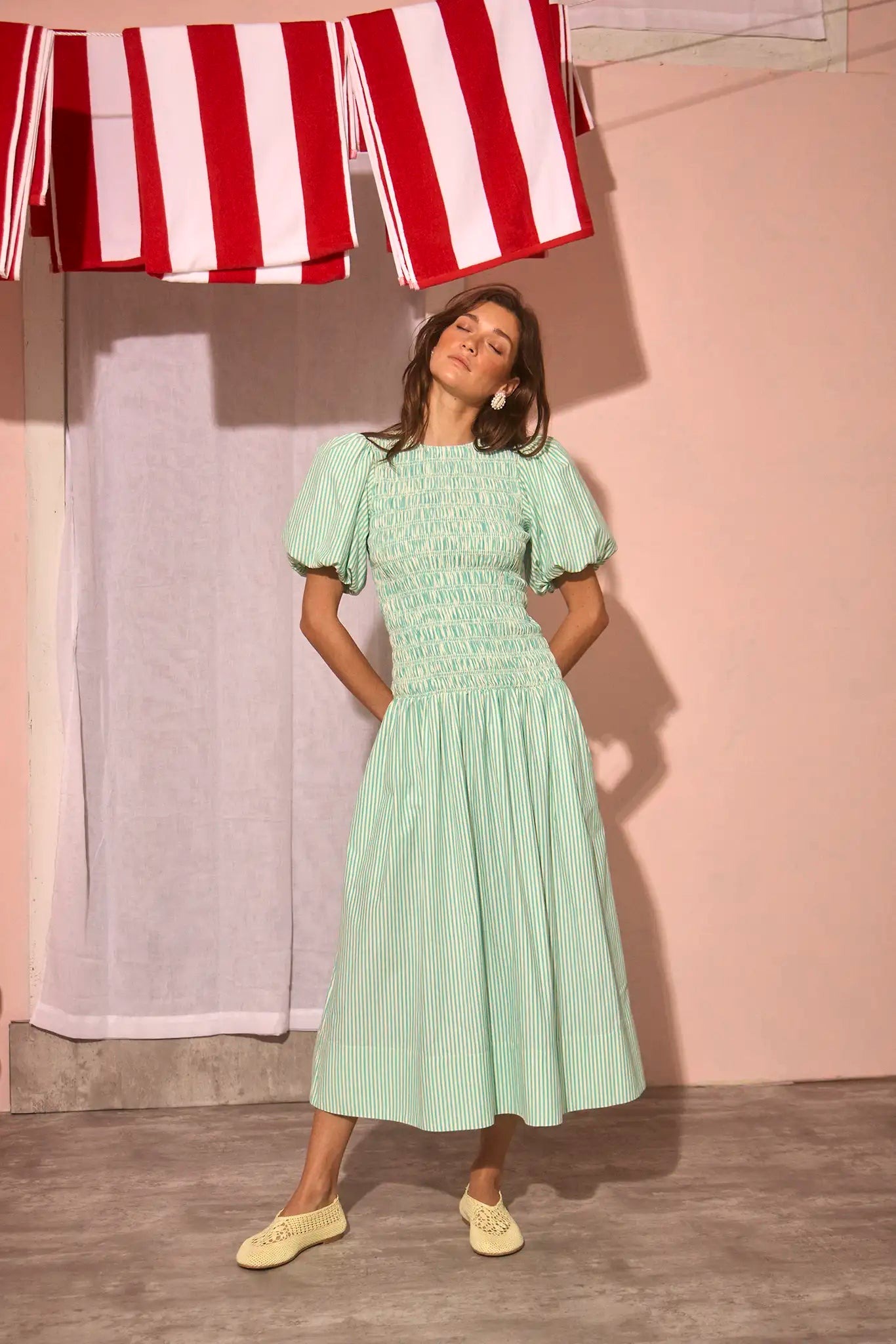 Alternate pose showing the easy midi volume