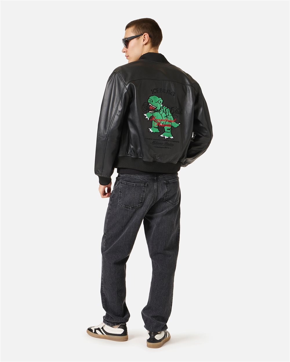 Front crop with ribbed collar and placket
