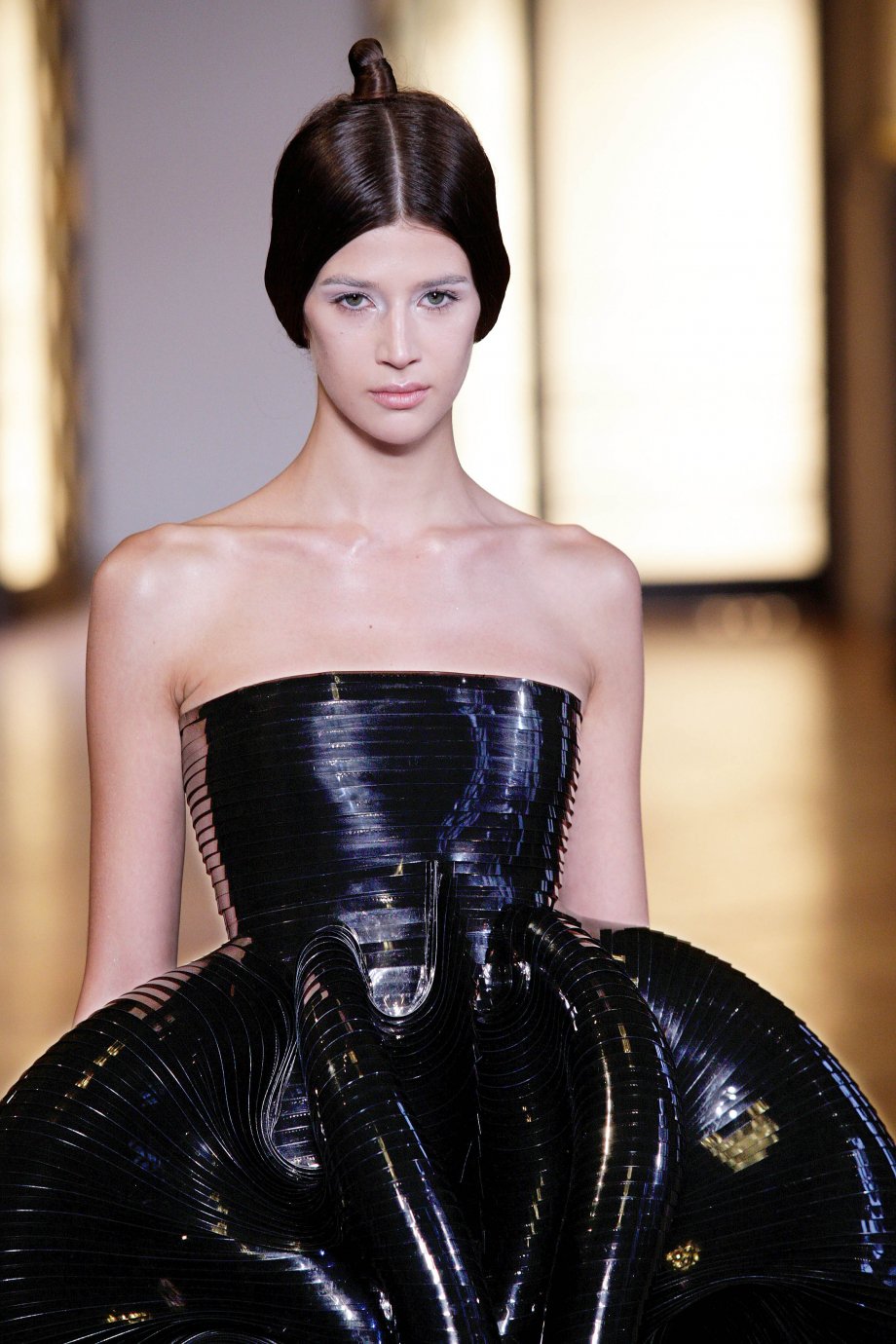 Structured shoulder framing and dense line patterning