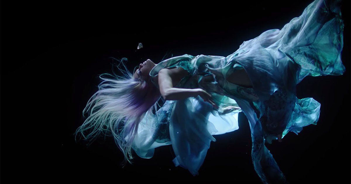 Jennifer Lopez in the line for the In The Morning music video