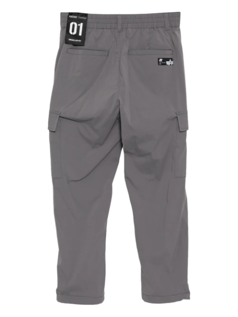 Side cargo-pocket structure on the main pair