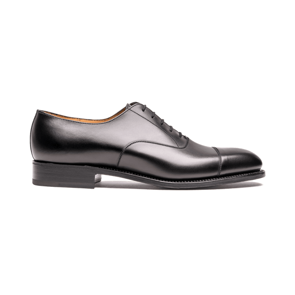 Single-shoe angle emphasising the clean vamp