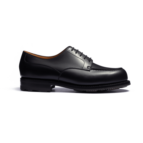 Single-shoe angle emphasising the robust sole edge