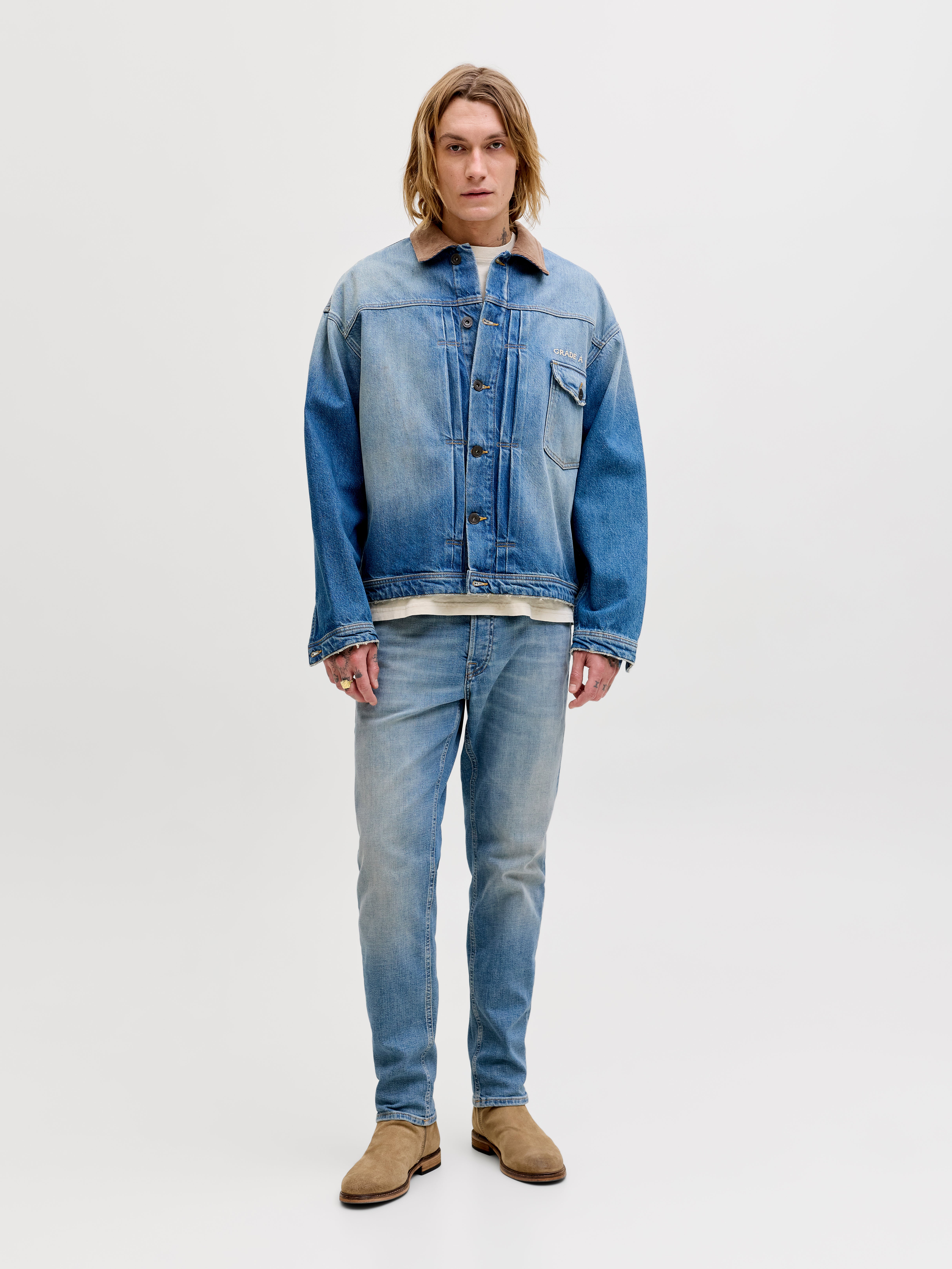 Full-body look with the jean in proportion