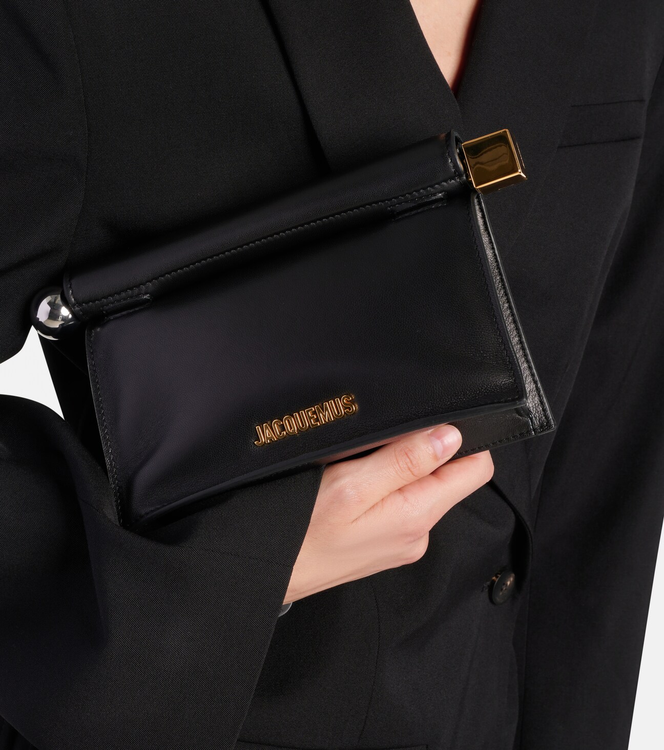 Held in hand — the pochette proportion