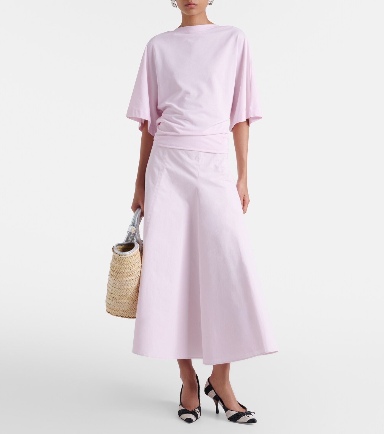 Worn on the shoulder — the everyday basket proportion