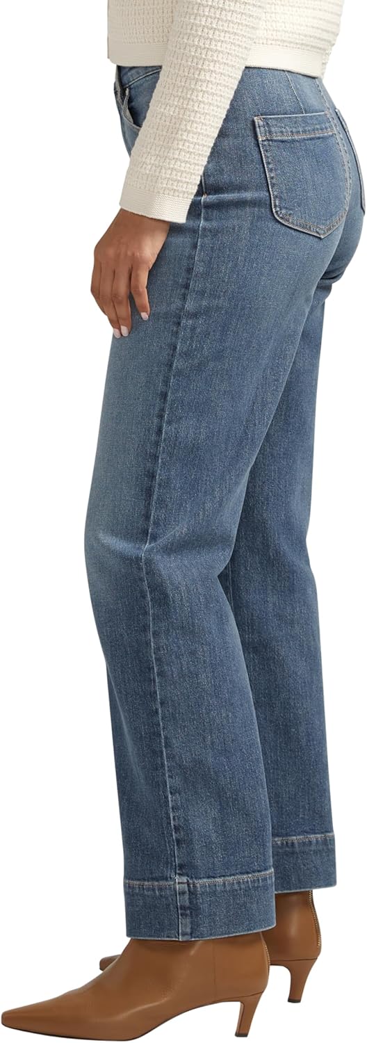 Side profile with the leg opening held broad and clean