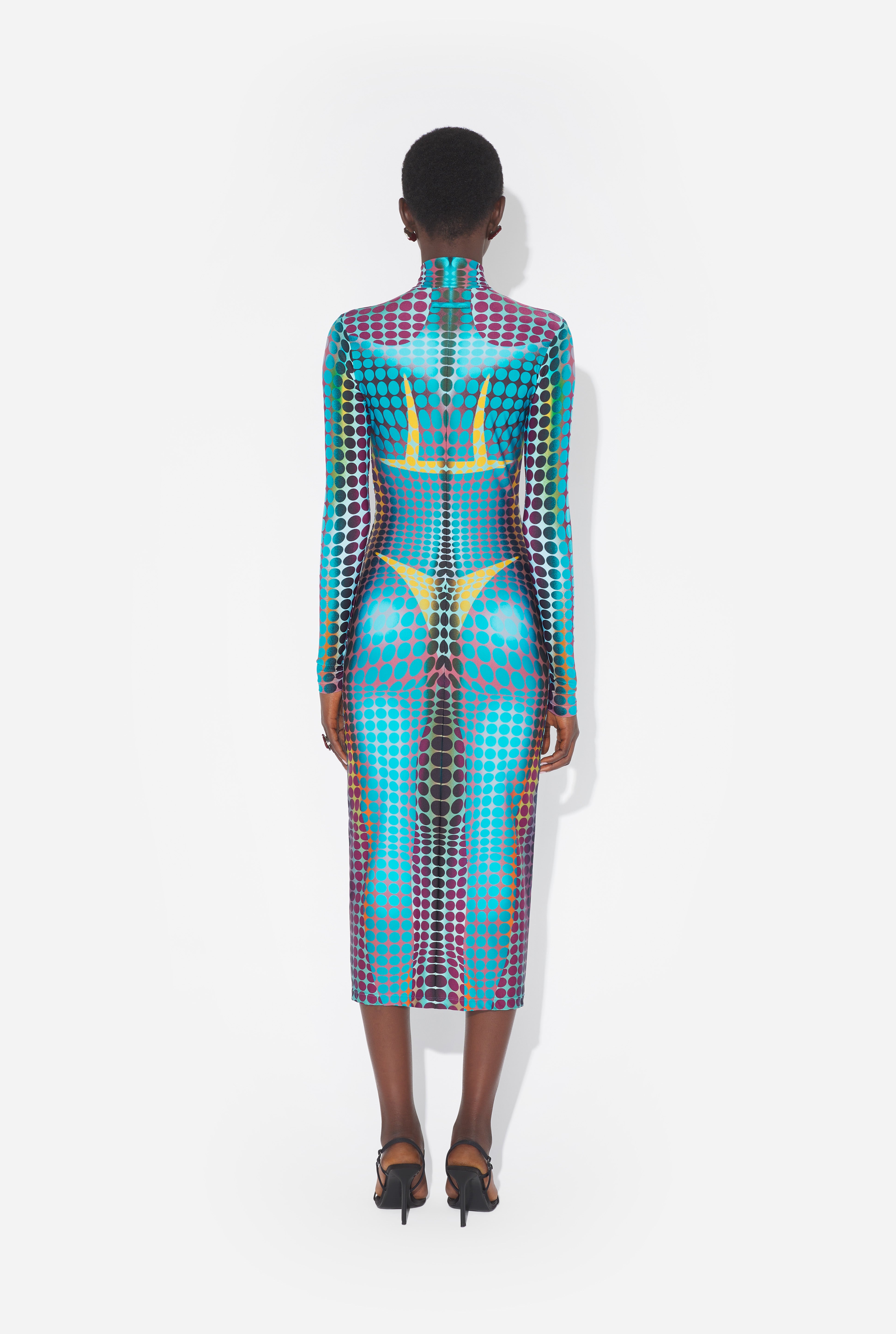 Closer crop through the torso and hip