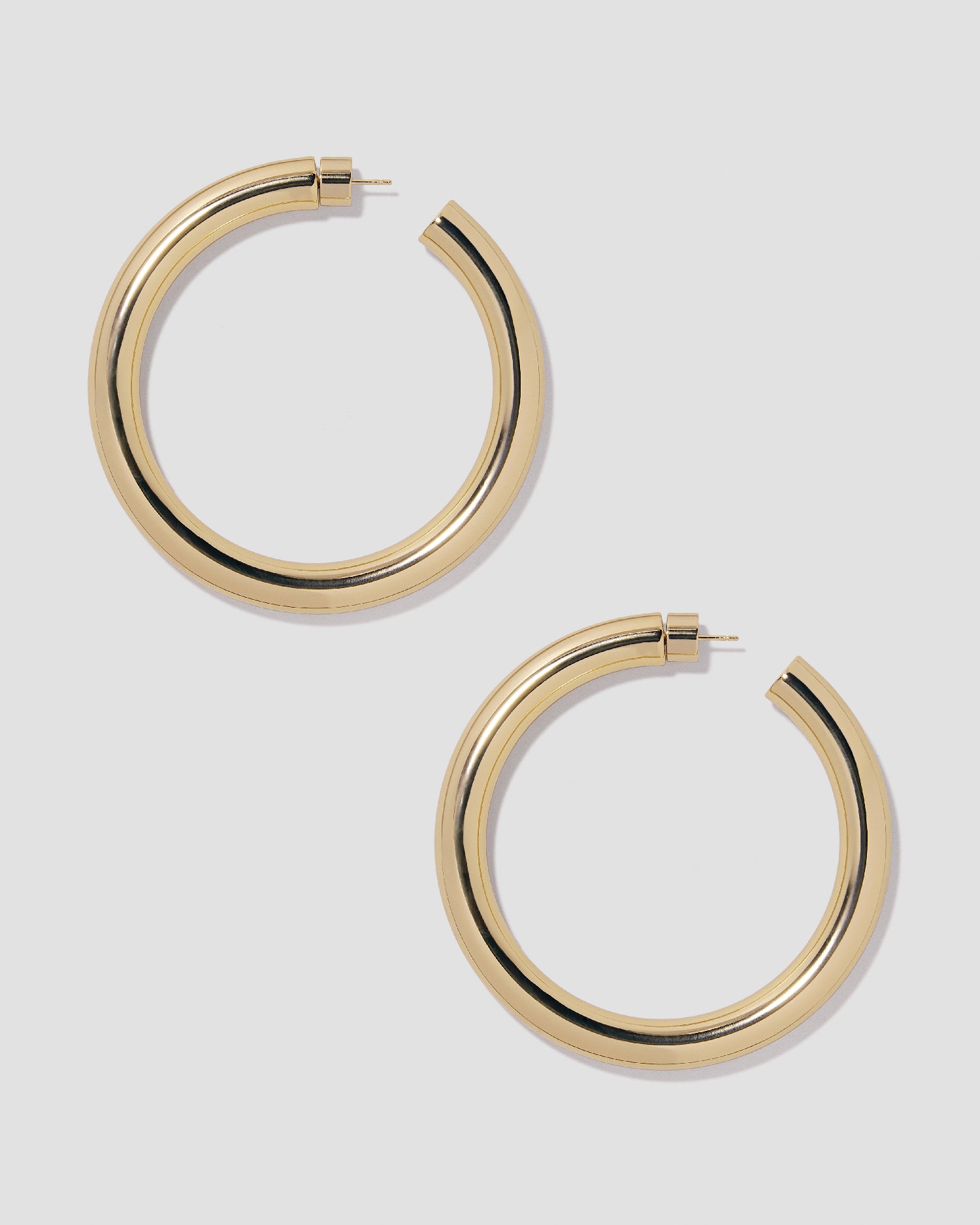 Front-on pair in yellow gold with the heavier edge in focus