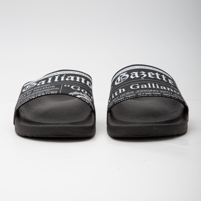 Front view with the single Gazette-print strap