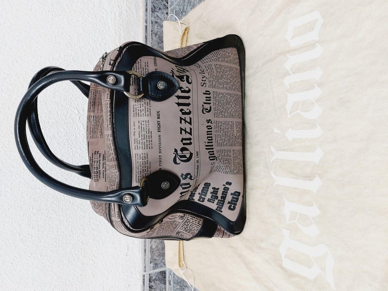 Top view with double handles and zip entry