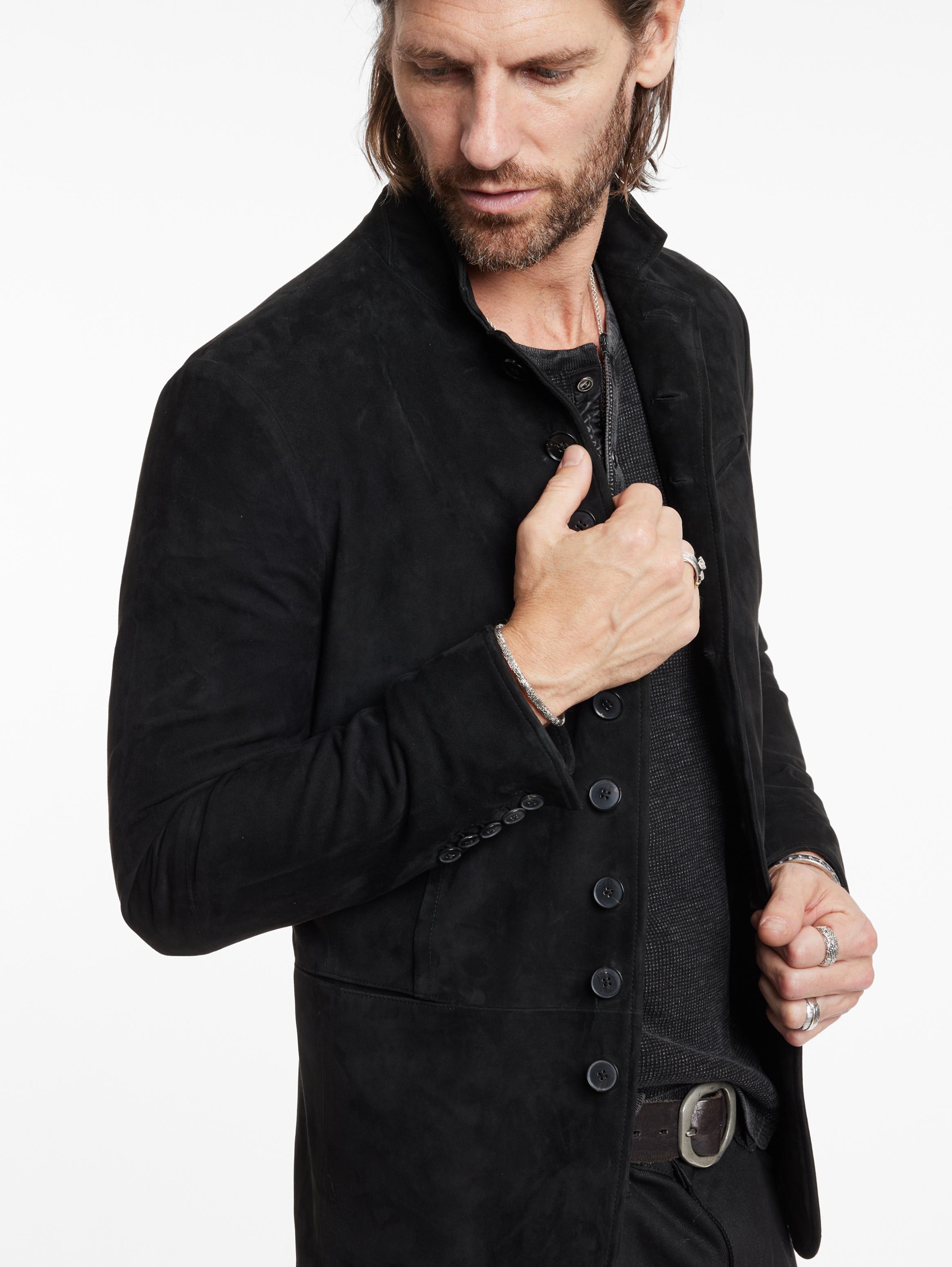 Closer view of the collar shape and front button stance