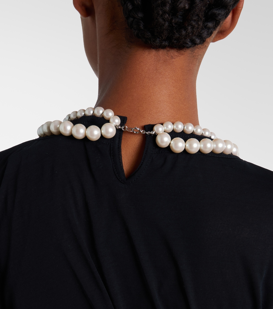 Back closure detail with the pearl strand fastening.
