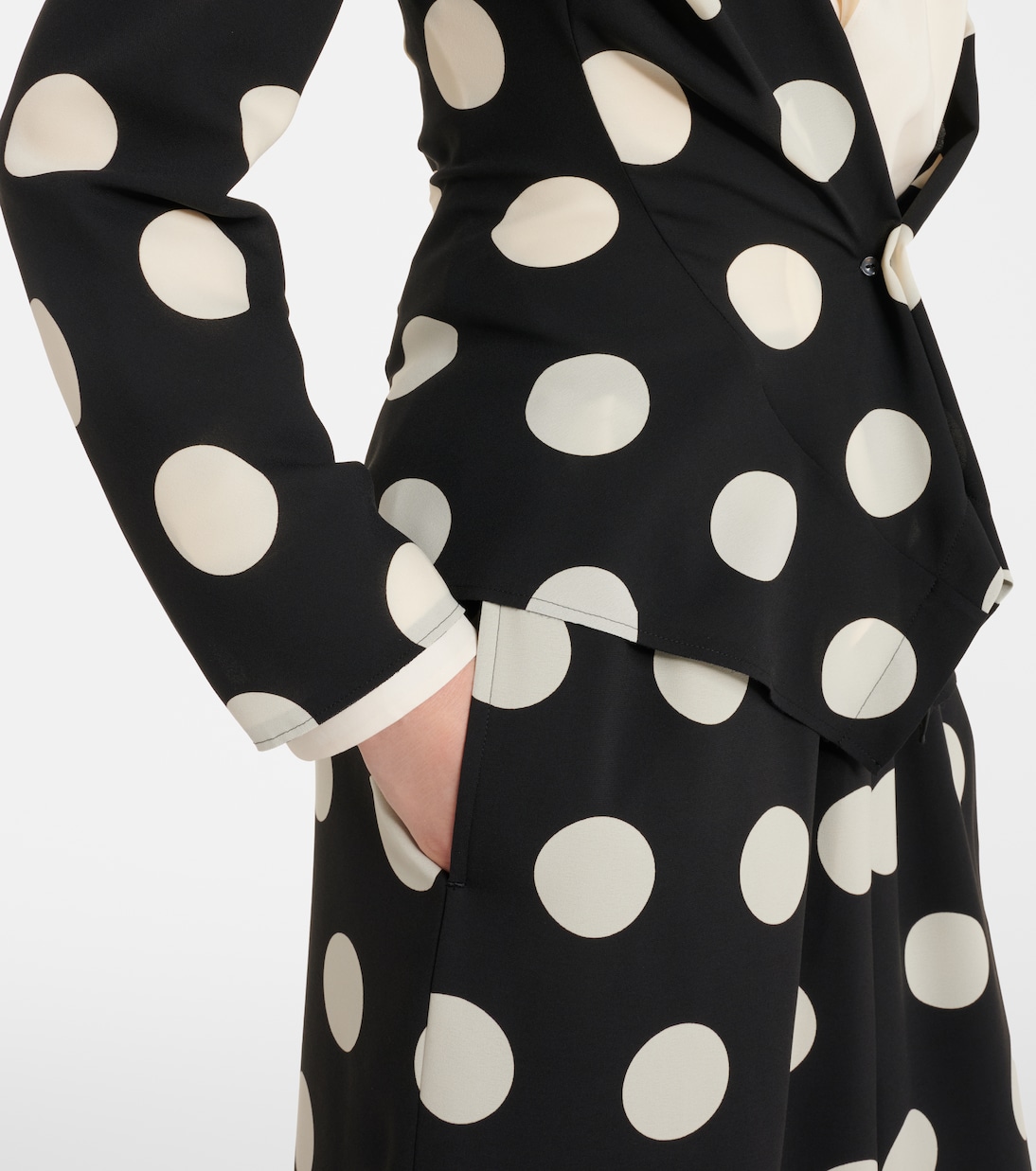 Waist and pocket detail in the georgette body.
