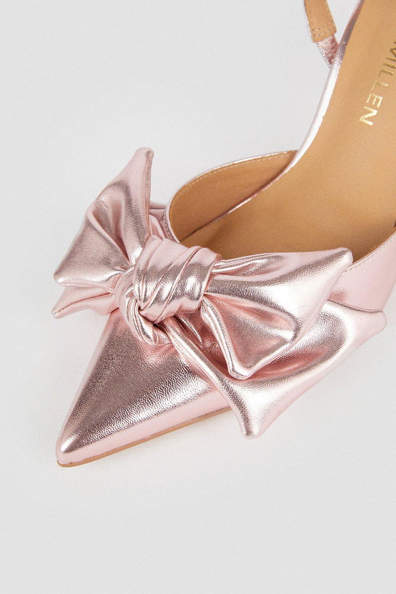 Close detail of the satin bow volume