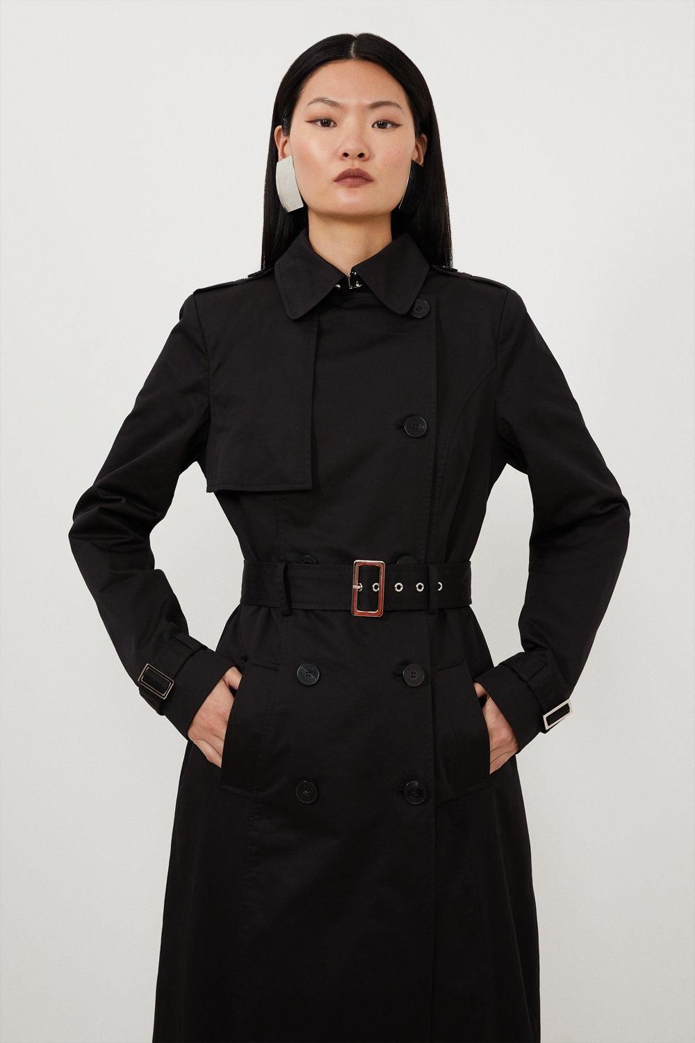 Belted waist close-up