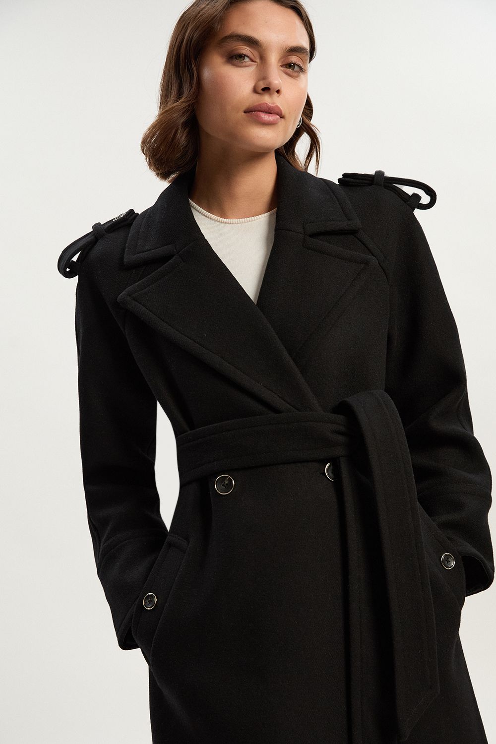 Open lapel and waist belt framing
