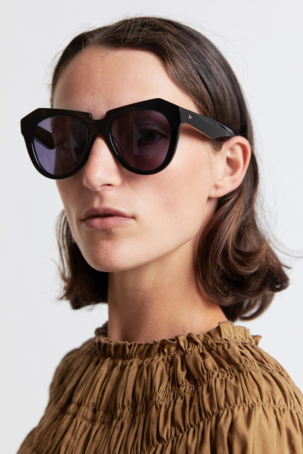 On-face fit in classic black