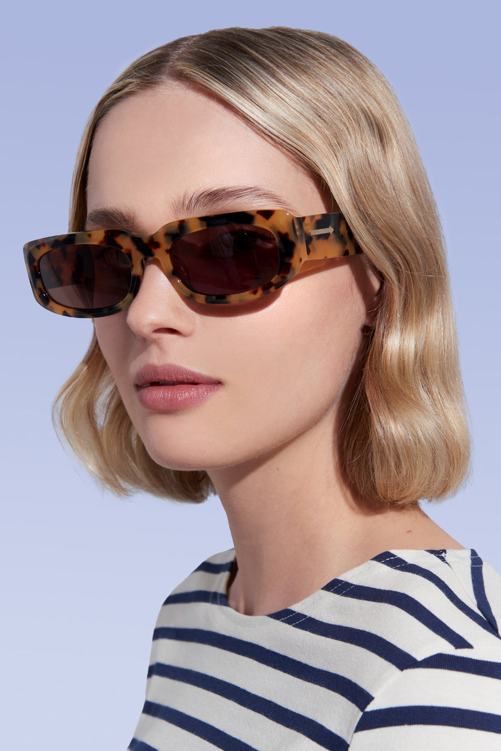 On-face fit with a softly structured profile