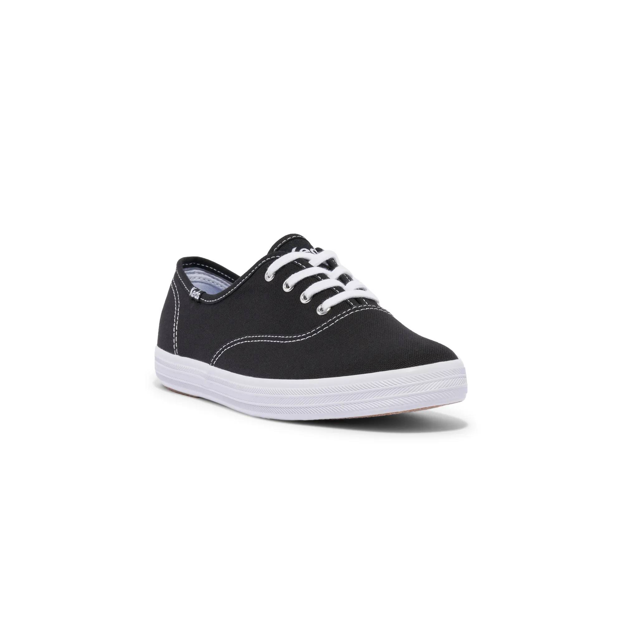 Quarter view highlighting the rounded toe and eyelets