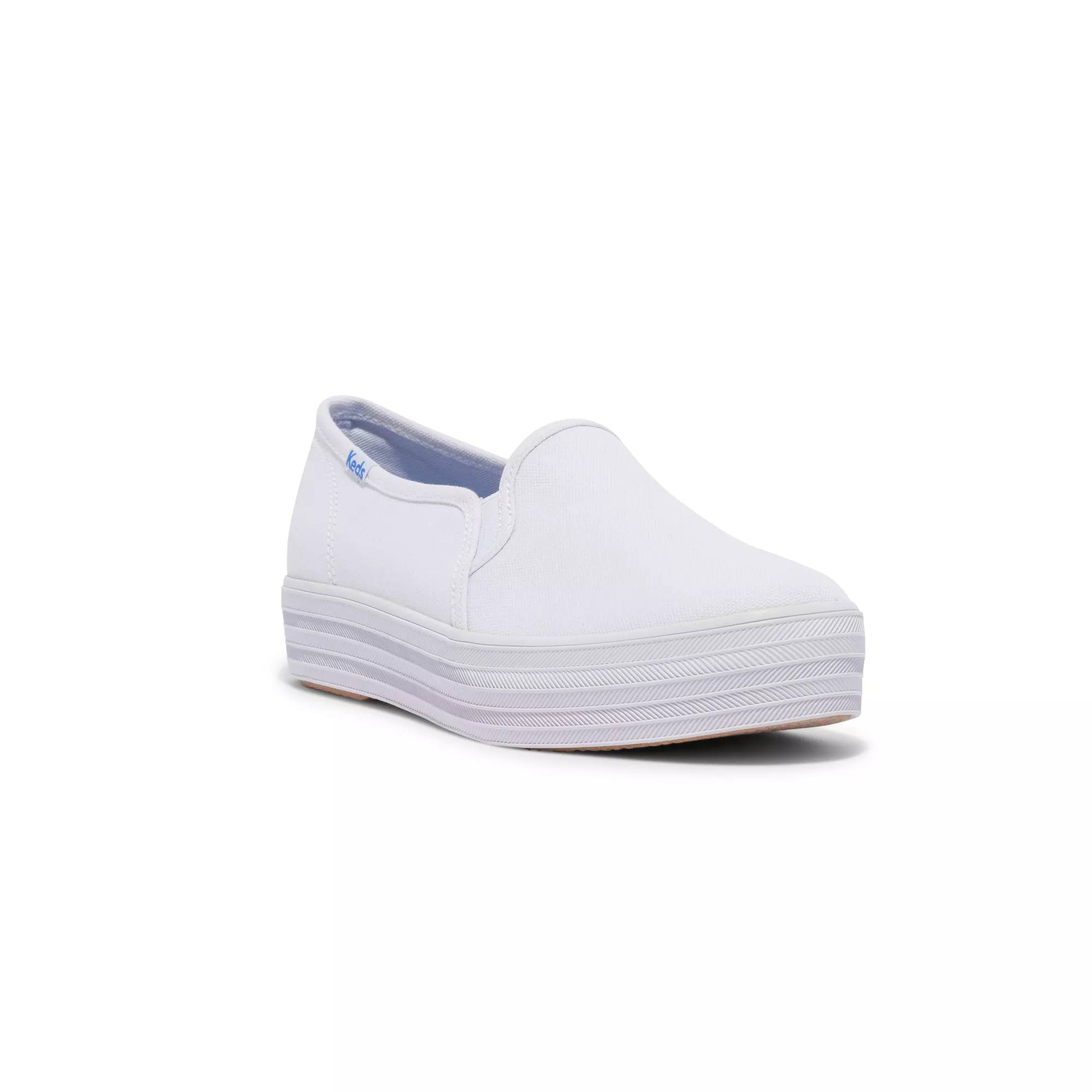 Quarter angle showing the lifted midsole and easy vamp