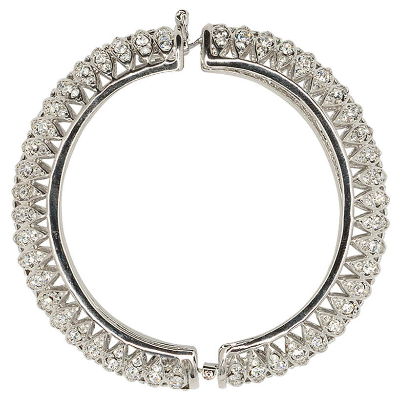 Closer crop on the openwork pavé pattern