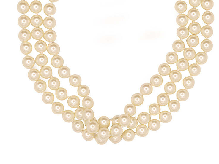 Lower drape showing the necklace's soft oval fall