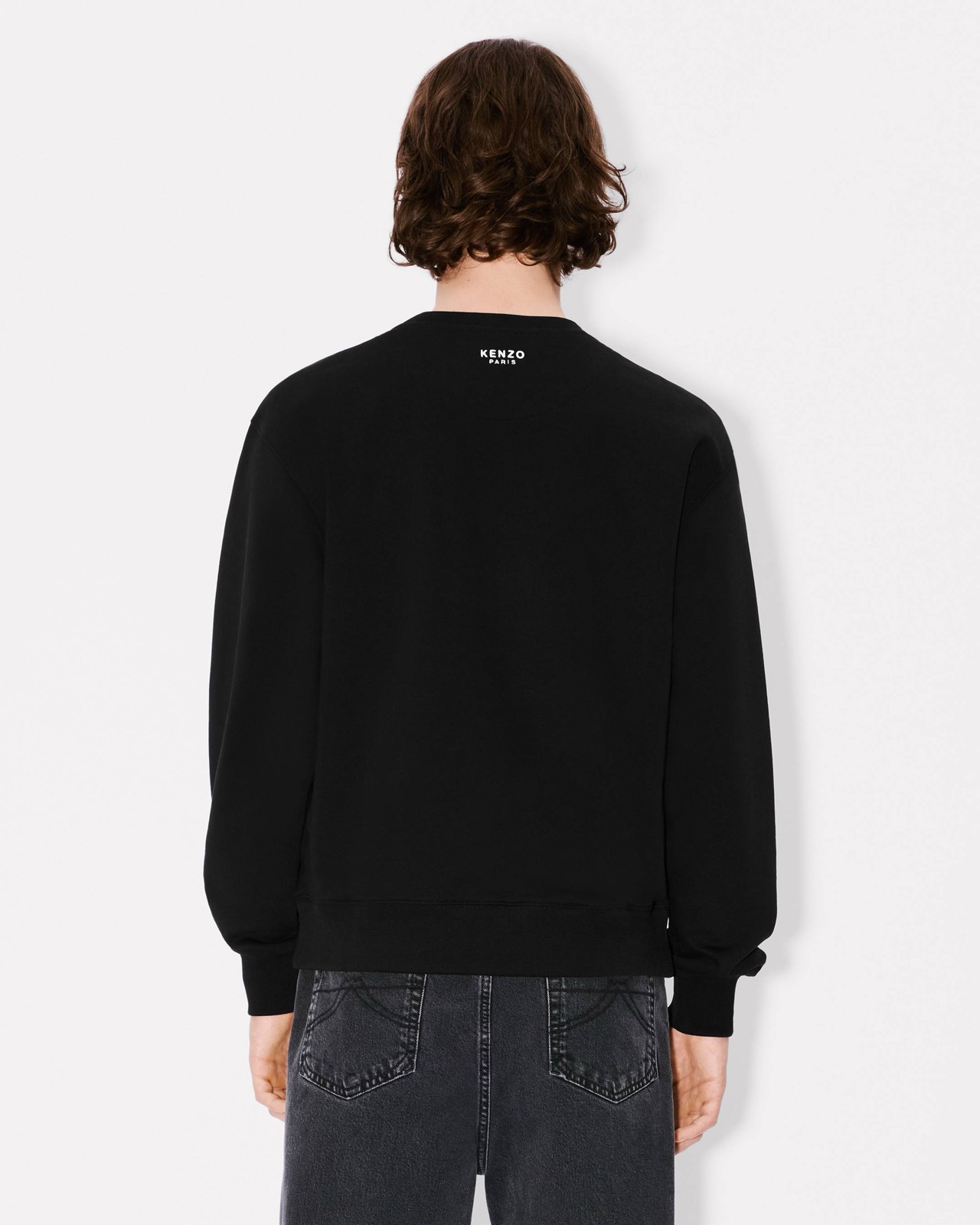 Detail of the crew neck and crest placement