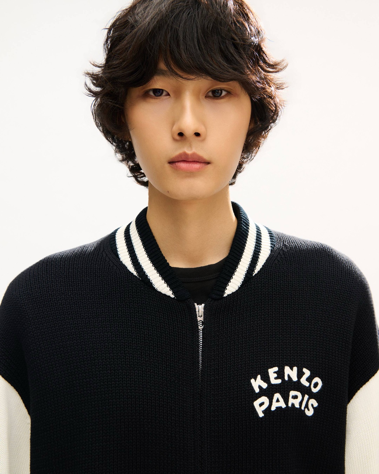 The KENZO Paris lettering and striped collar, close