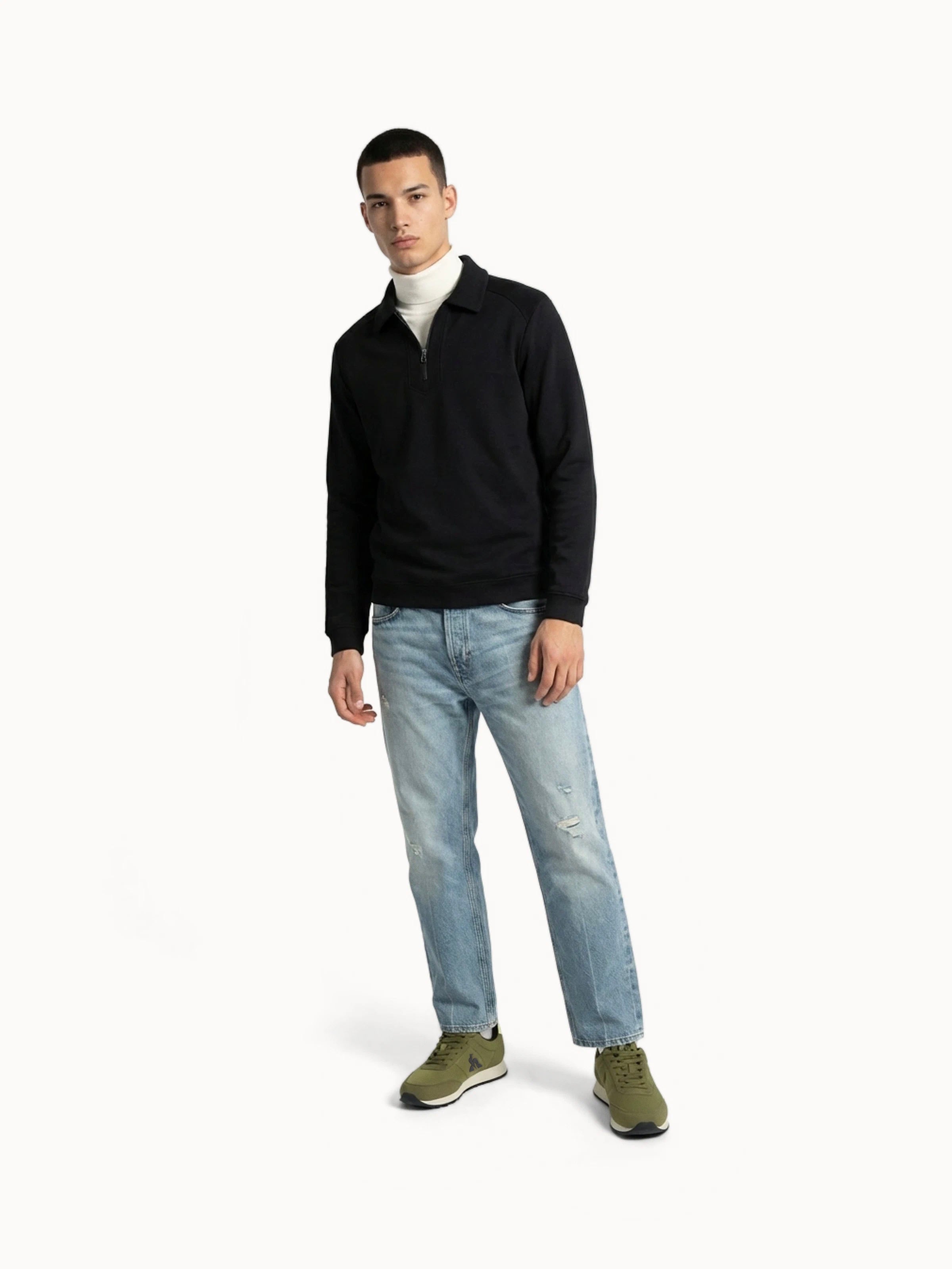 Detail of the zipped collar
